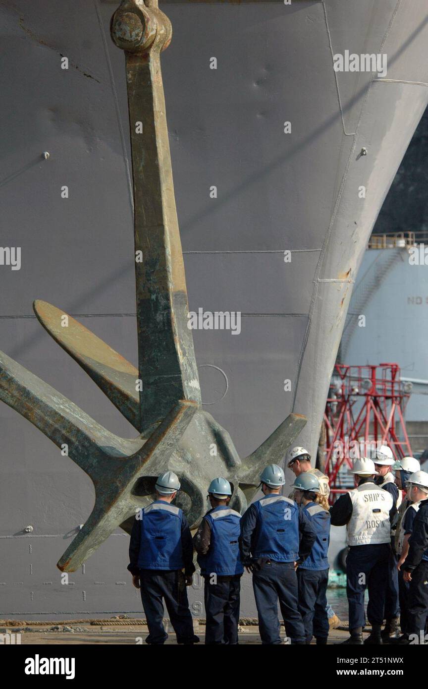0701165387K-116 USS KITTY HAWK, Yokosuka, Japan (16. Januar 2007) - Seeleute des Deck Department überprüfen den Steuerbordanker der USS Kitty Hawk während der Routinewartung am 16. Januar. Die abnehmbaren Verbindungen werden alle paar Jahre regelmäßig gewartet, um übermäßige Korrosion zu vermeiden. Kitty Hawk hat zwei Anker mit je 30 Tonnen Gewicht. Die Länge der Ankerkette beträgt 1.080 Fuß und jedes Glied wiegt 360 Pfund. Kitty Hawk wird von Fleet Activities Yokosuka, Japan, betrieben. US Navy Stockfoto