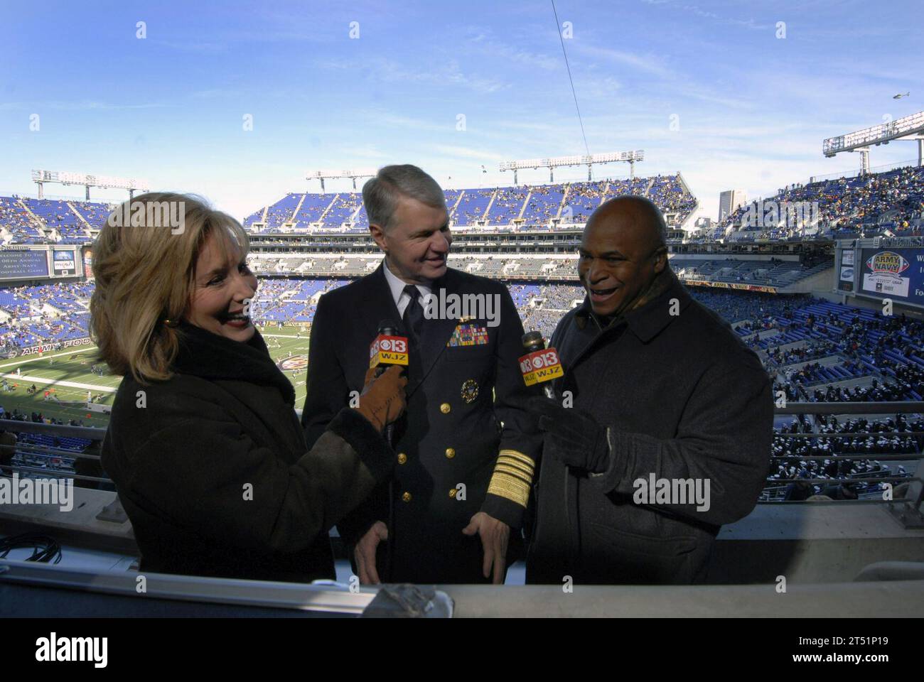 0712018273J-011 BALTIMORE (1. Dezember 2007) – Chief of Naval Operations (CNO) ADM. Gary Roughead führte vor dem 108. Army-Navy-Spiel ein Interview im M & T Bank Stadium in Baltimore. Die Mitten besiegten 38-3 die Black Knights of the Army und nahmen am 20. Dezember eine Einladung zum Poinsettia Bowl in San Diego an. US Navy Stockfoto