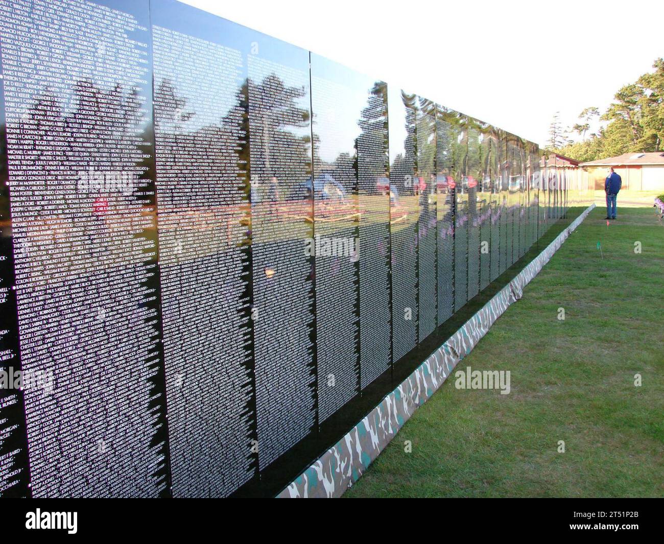 0705175324B-003 FLORENCE, Ore. (17. Mai 2007) - Besucher des 100. Jahrestages des Florenz Rhododendron Festivals erleben die Vietnam Moving Wall. Eine Hommage an die Gefallenen und die Anerkennung derer, die derzeit dienen, fand an der Mauer in einer Kerzenlichtzeremonie zu Ehren der 58.253 Männer und Frauen statt, die ihr Leben im Vietnam-Konflikt gaben. Die Wanderwand, eine halbgroße Nachbildung des Vietnam Veterans Memorial in Washington, D.C., besuchte Florenz zuletzt am 10. September 2001. US Navy Stockfoto
