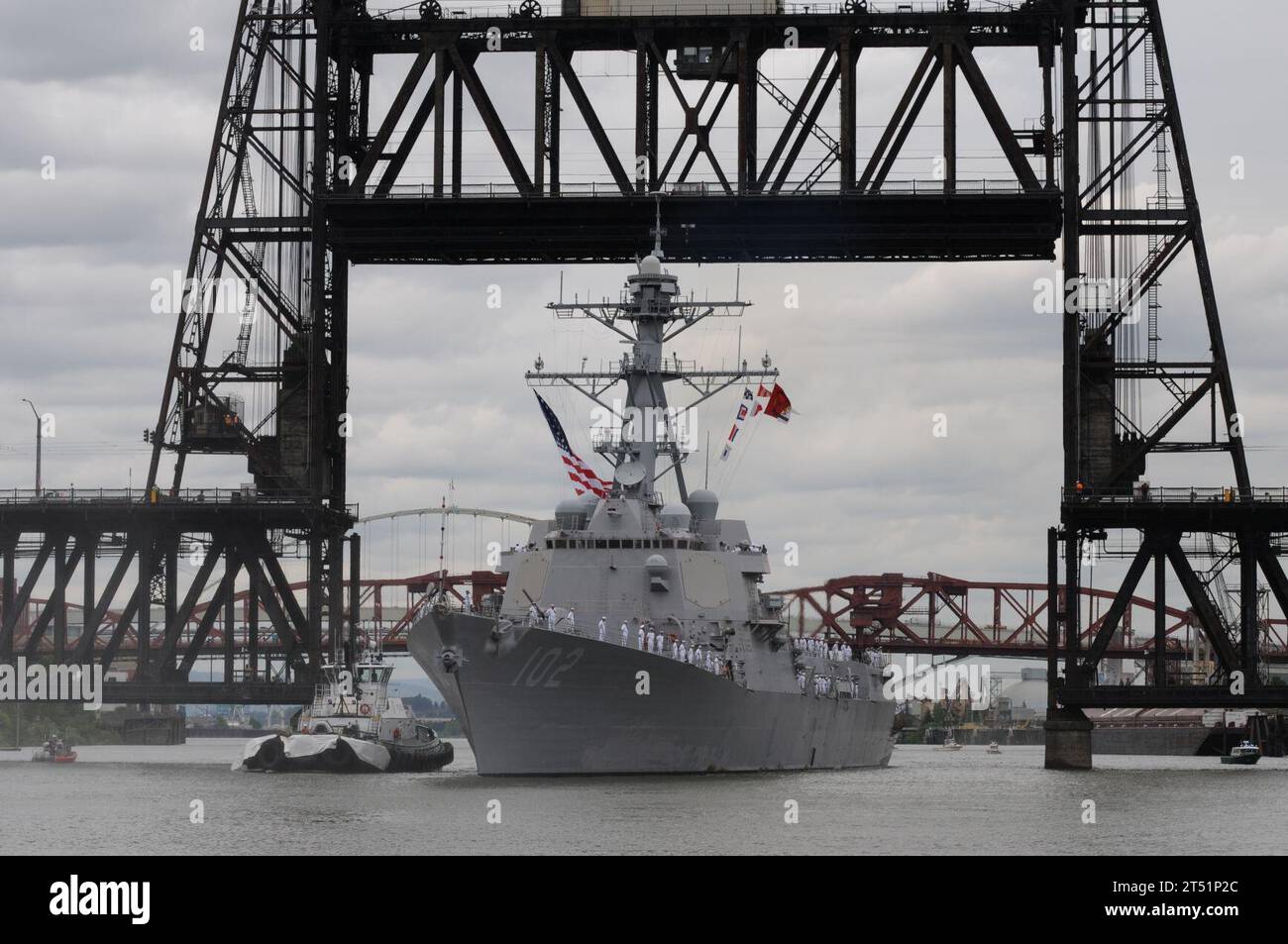 1006037783B-002 PORTLAND, Ore. (3. Juni 2010) Seemänner besetzen die Schienen an Bord des Raketenzerstörers USS Sampson (DDG 102), als das Schiff ankommt, um an den Festlichkeiten der Portland Fleet Week während des 103. Jährlichen Rose Festivals teilzunehmen. Seit dem Besuch der USS Charleston im Jahr 1907 kommen Kriegsschiffe der Navy in die Stadt Roses und gelten als Höhepunkt des Festivals. Marineblau Stockfoto