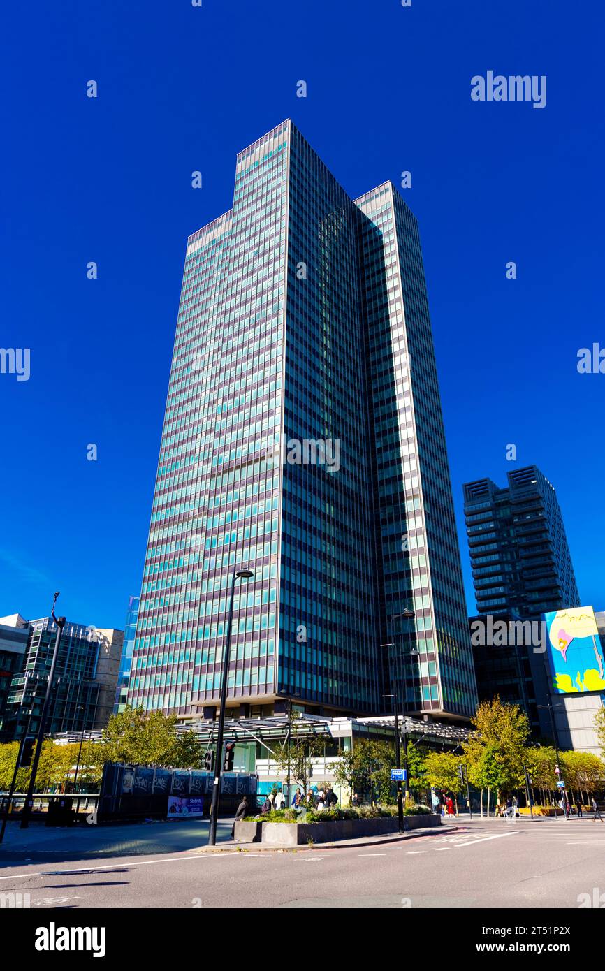 Hochhaus im internationalen Stil der 1970er Jahre Euston Tower in Regent's Place, London, England Stockfoto
