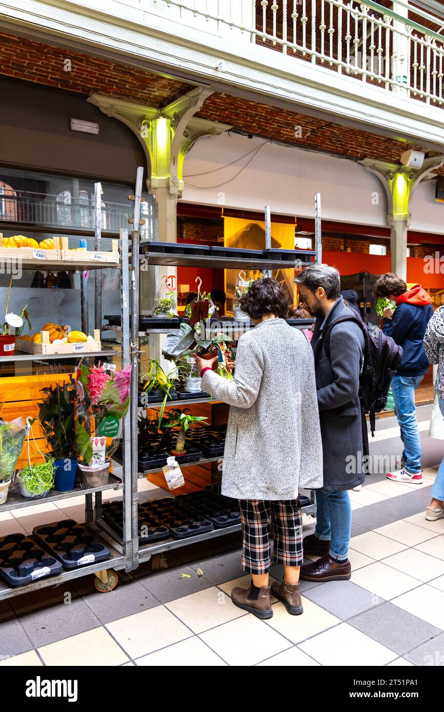 In den überdachten Markthallen aus dem 19. Jahrhundert, die in eine Bar und einen Ausstellungsraum umgewandelt wurden, in Brüssel, Belgien Stockfoto