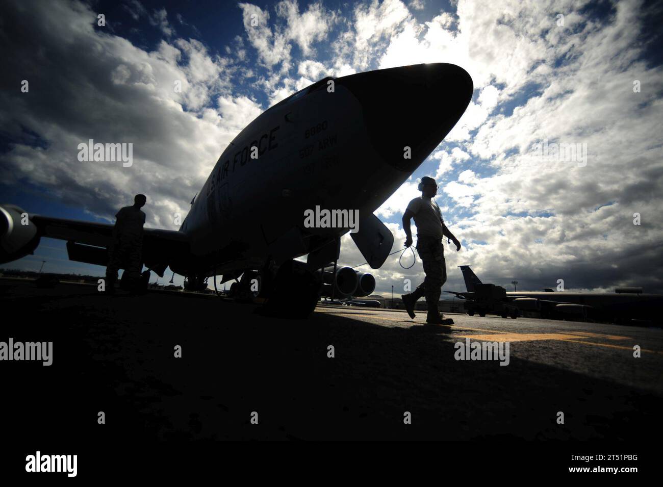 1007125964B-059 JOINT BASE PEARL HARBOR-HICKAM, Hawaii (12. Juli 2010) Eine KC-135 stratotanker-Wartungstruppe, die der 507th Aircraft Maintenance Squadron zugewiesen ist, bereitet ein KC-135-Flugzeug für den Abflug vor, um Rim of the Pacific (RIMPAC) 2010 Übungen zu unterstützen. RIMPAC ist eine zweijährliche, multinationale Übung zur Stärkung regionaler Partnerschaften und zur Verbesserung der multinationalen Interoperabilität. (U.S. Air Force Stockfoto