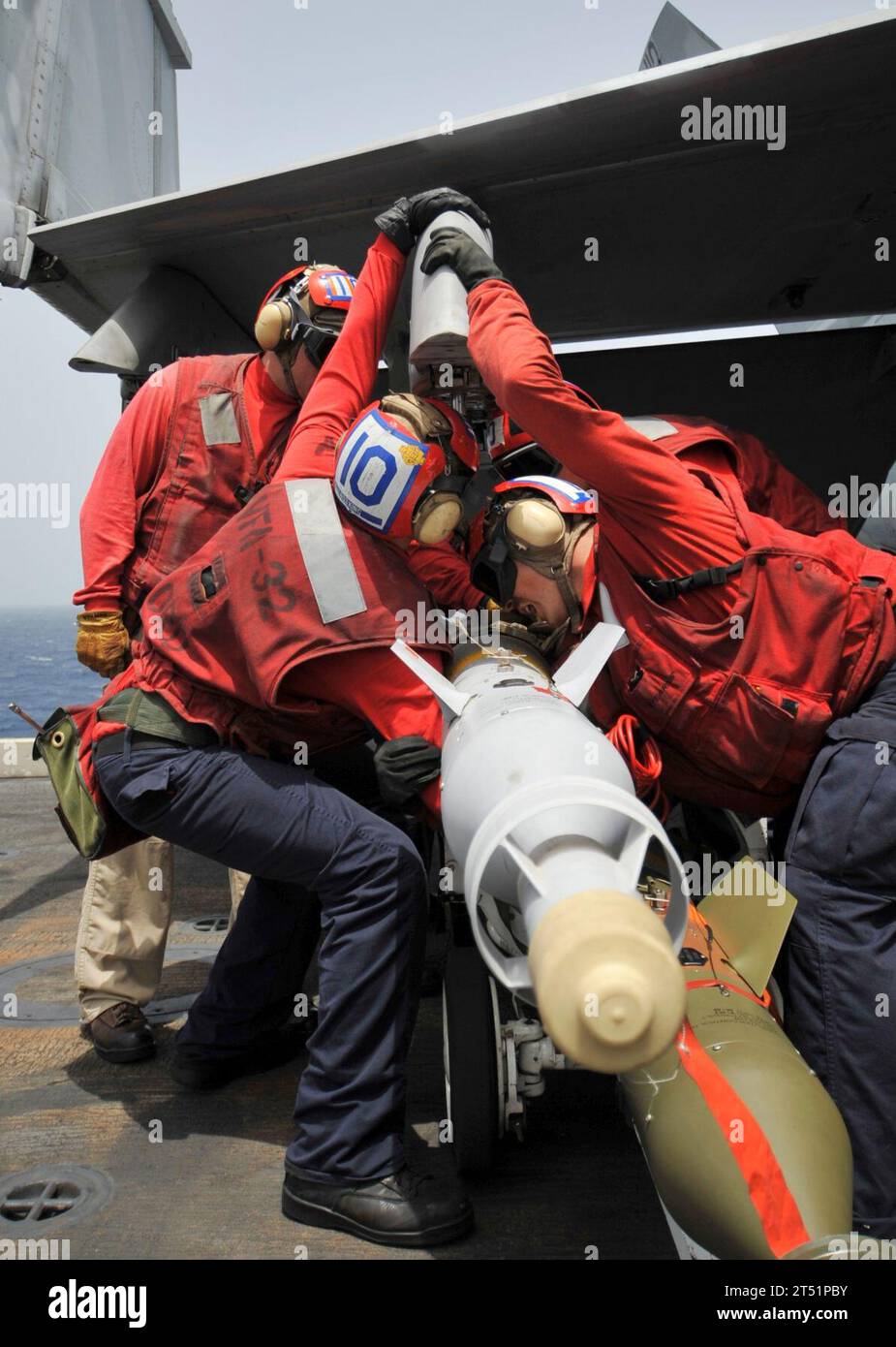 1006296003P-061 U.S. 5TH FLEET AREA OF RESPONSIBILITY (29. Juni 2010) Luftfahrtangehörige, die den Schwertkämpfern der Strike Fighter Squadron (VFA) 32 zugeordnet sind, heben eine 500-Pfund-Bombe GBU-12 auf eine F/A-18F Super Hornet an Bord des Flugzeugträgers USS Harry S. Truman (CVN 75). Harry S. Truman startete am 29. Juni ihre ersten Kampfeinsätze zur Unterstützung der Operation Enduring Freedom. Die Harry S. Truman Carrier Strike Group wird eingesetzt, um maritime Sicherheitsoperationen und Zusammenarbeit im Bereich der Theatersicherheit zu unterstützen. Marineblau Stockfoto
