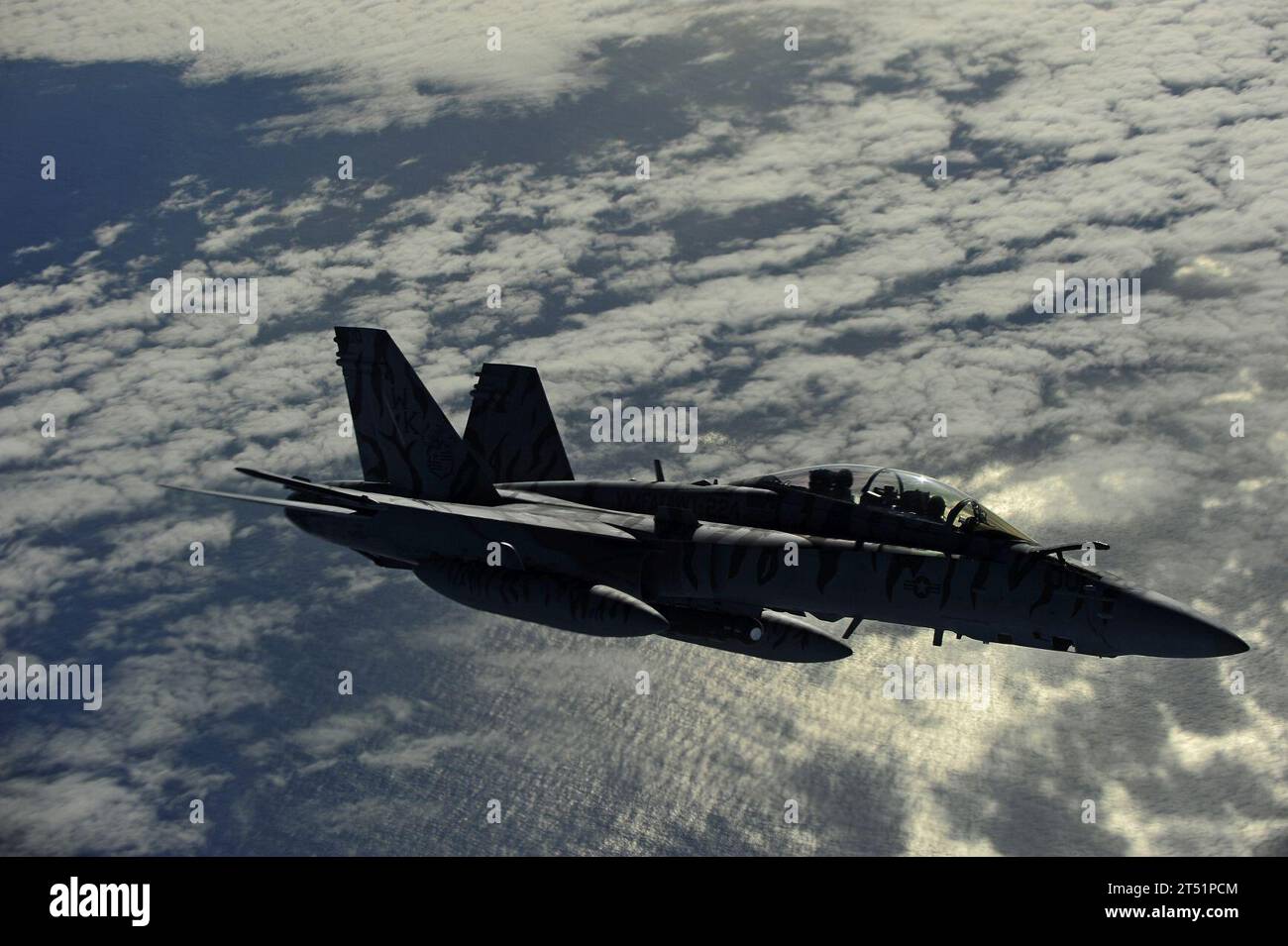 1007125964B-439 PACIFIC OCEAN (12. Juli 2010) Ein Marine Corps F/A-18 Hornet, das der Marine All Weather Fighter Attack Squadron (VMFA) 224 zugewiesen ist, fliegt eine Mission zur Unterstützung von Rim of the Pacific (RIMPAC) 2010 Übungen. RIMPAC ist eine zweijährliche, multinationale Übung zur Stärkung regionaler Partnerschaften und zur Verbesserung der multinationalen Interoperabilität. (U.S. Air Force Stockfoto