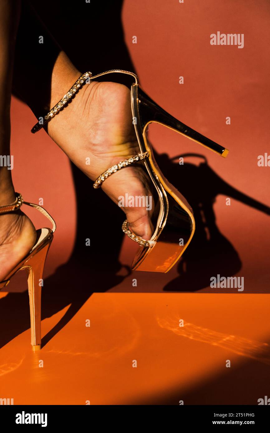 Das sexy Mädchen im High Heels Studio hat ein posierendes Foto gemacht. Stockfoto