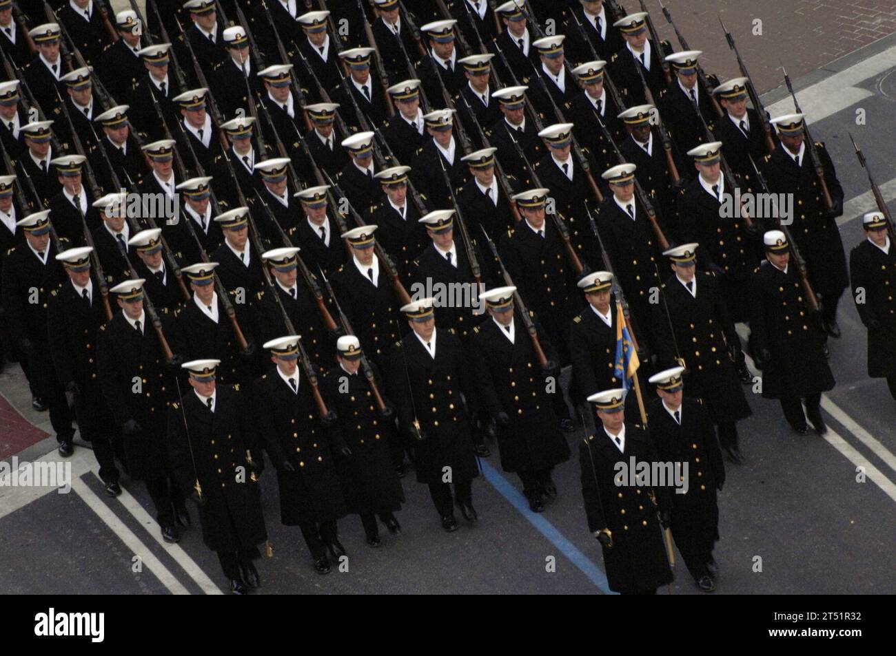 0901207359K-791 WASHINGTON (20. Januar 2009) Midshipmen der U.S. Naval Academy marschieren während der Präsidentschaftsparade 2009 in Washington die Pennsylvania Avenue hinunter. Mehr als 5.000 Männer und Frauen in Uniform unterstützen die Amtseinführung des Präsidenten 2009, eine Tradition, die bis zur Amtseinführung George Washingtons 1789 zurückreicht. (US-Armee Stockfoto