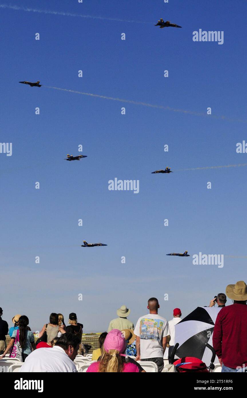 110312BT887-079 EL CENTRO, KALIF. (12. März 2011) F/A-18 Hornets, die der US Navy-Flugdemonstrationsschwadron Blue Angels zugeordnet sind, treten während der 2011 Naval Air Facility El Centro Air Show auf. Dies ist der landesweite Auftakt der Flugschau-Saison. Marineblau Stockfoto