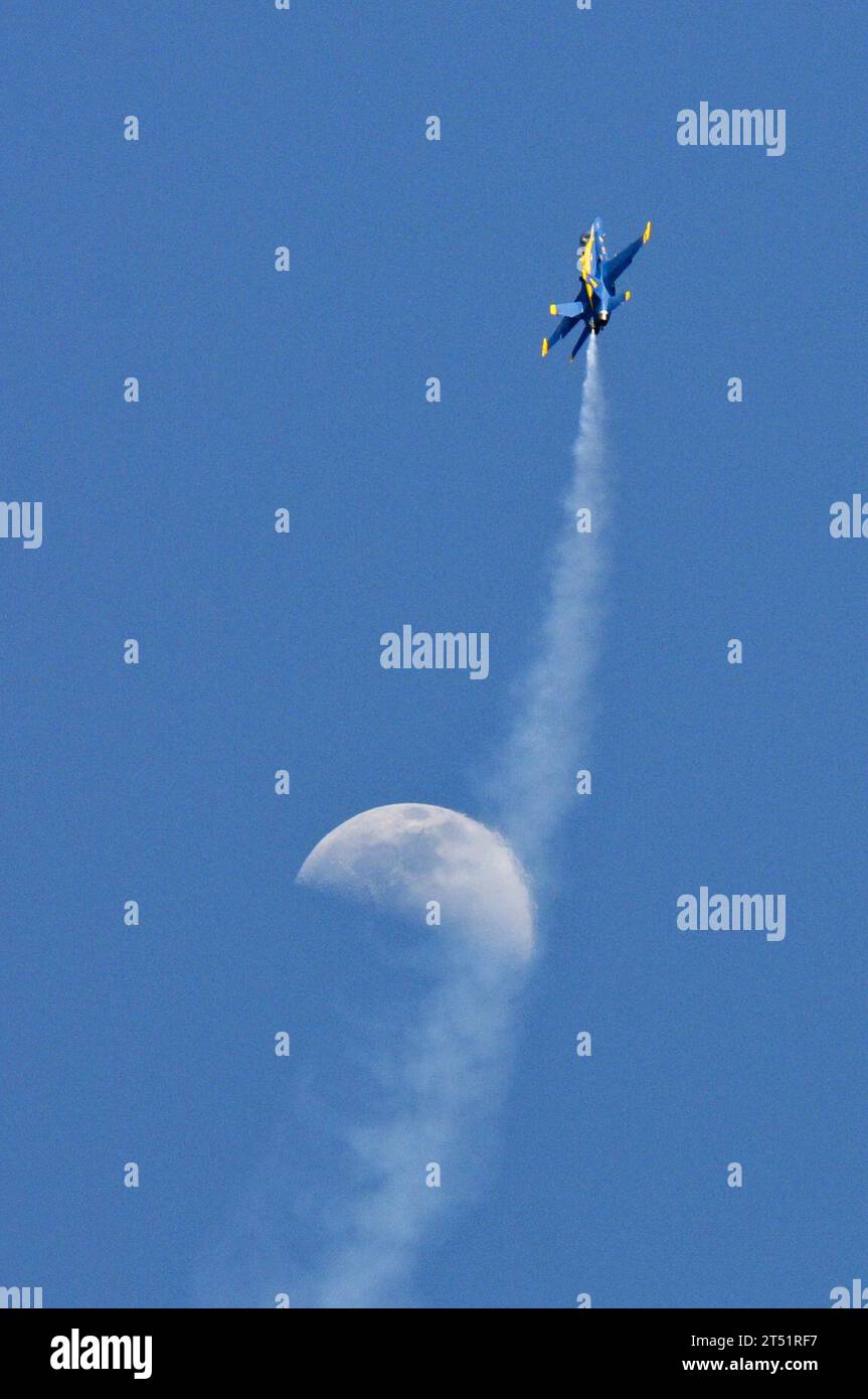 110312BT887-076 EL CENTRO, KALIF. (12. März 2011) eine F/A-18 Hornet, die der US Navy Flugdemonstrationsschwadron, den Blue Angels, zugeordnet ist, tritt während der Naval Air Facility El Centro Air Show 2011 auf. Dies ist der landesweite Auftakt der Flugschau-Saison. Marineblau Stockfoto