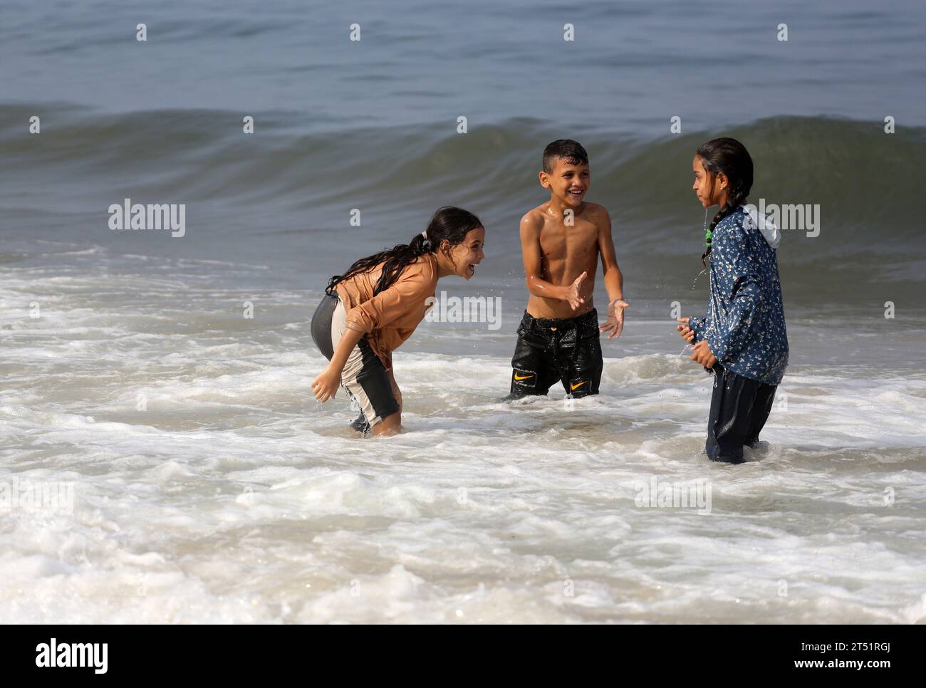 Palästinenser versammeln sich am Strand, um ihre Wäsche zu waschen, zu waschen und mit Meerwasser zu kochen, da es an Frischwasser und Elektrizität mangelt, entlang des Strandes in Deir el-Balah im südlichen Gazastreifen. Während der anhaltenden Kämpfe zwischen Israel und der palästinensischen Gruppe Hamas. Israel schlug am 29. Oktober in einem eskalierenden Luft- und Bodenfeldzug gegen den von der Hamas regierten Gazastreifen ein, als die UNO warnte, dass die zivile Ordnung in dem belagerten palästinensischen Gebiet "zusammenbrechen" würde. Tausende von Zivilisten, sowohl Palästinenser als auch Israelis, sind seit dem 7. Oktober 2023 gestorben, nachdem palästinensische Hamas-Militanten in der Gaza-Straße stationiert waren Stockfoto