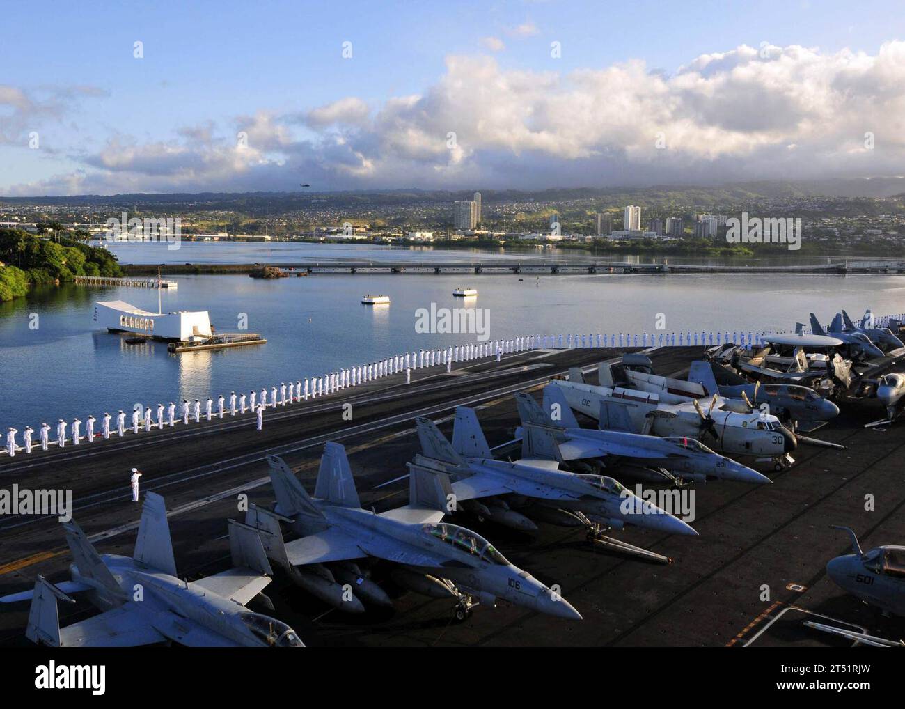 110831EE987-351 PEARL HARBOR (31. August 2011) Seemänner und Marines zeichnen sich aus, als der Flugzeugträger USS Ronald Reagan (CVN 76) das USS Arizona Memorial passiert, während er in Pearl Harbor für einen Hafenbesuch einfährt. Ronald Reagan ist in der 3. US-Flotte zuständig. Marineblau Stockfoto
