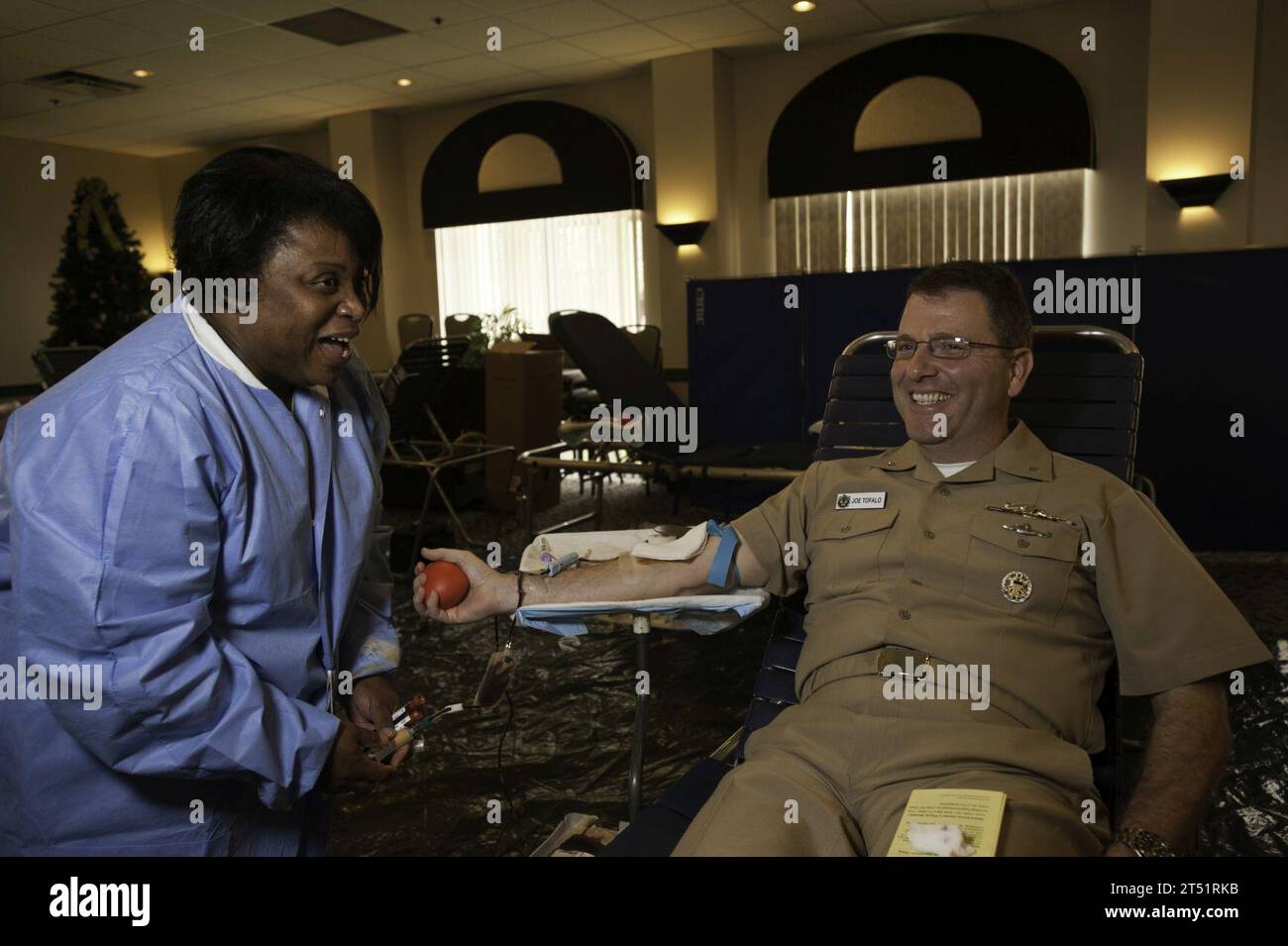 111205FG395-092 KINGS BAY, Ga. (5. Dezember 2011) Konteradmiral Joseph Tofalo, Kommandeur der U-Boot-Gruppe zehn, spendet Blut auf der U-Boot-Basis Kings Bay für das Armed Services Blood Program, um Truppen zu unterstützen, die in Kampfzonen eingesetzt werden. Marineblau Stockfoto