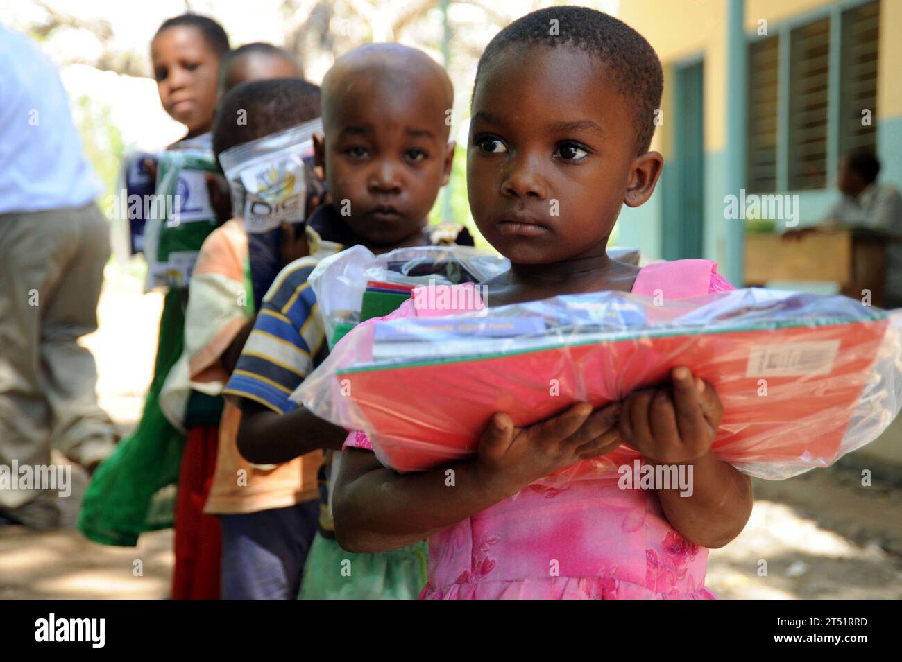 0911022420K-127 TANGA, TANGA (2. November 2009) Ein Kind hält Ein Paket Schulbedarf an der Tongoni Primary School in Tanga, Tanga, Tansania. Lehrer, lokale Regierungsbeamte und Seeleute, die dem Maritime Civil Affairs Team (MCAT) 214 zugewiesen sind, verteilten die Schulmaterialien, die von People International bereitgestellt wurden. MCAT-214 ist der Combined Joint Task Force am Horn von Afrika zugeordnet. Marineblau Stockfoto