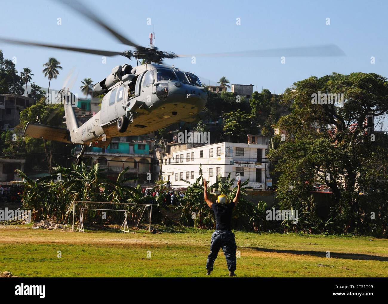1001228655E-033 KILLICK, Haiti (22. Januar 2010) Ein MH-60S Sea Hawk Hubschrauber, der der Helicopter Sea Combat Squadron (HSC) 9 zugewiesen ist, evakuiert haitianische Zivilisten von der Killick-Haitianischen Küstenwache in eine andere medizinische Behandlungseinrichtung. Mehrere US-amerikanische und internationale Militäreinheiten und zivile Hilfsorganisationen unterstützen die Operation Unified Response, nachdem ein Erdbeben der Stärke 7,0 in der Nähe von Port-au-Prince 12. Januar schwere Schäden angerichtet hat. Marineblau Stockfoto