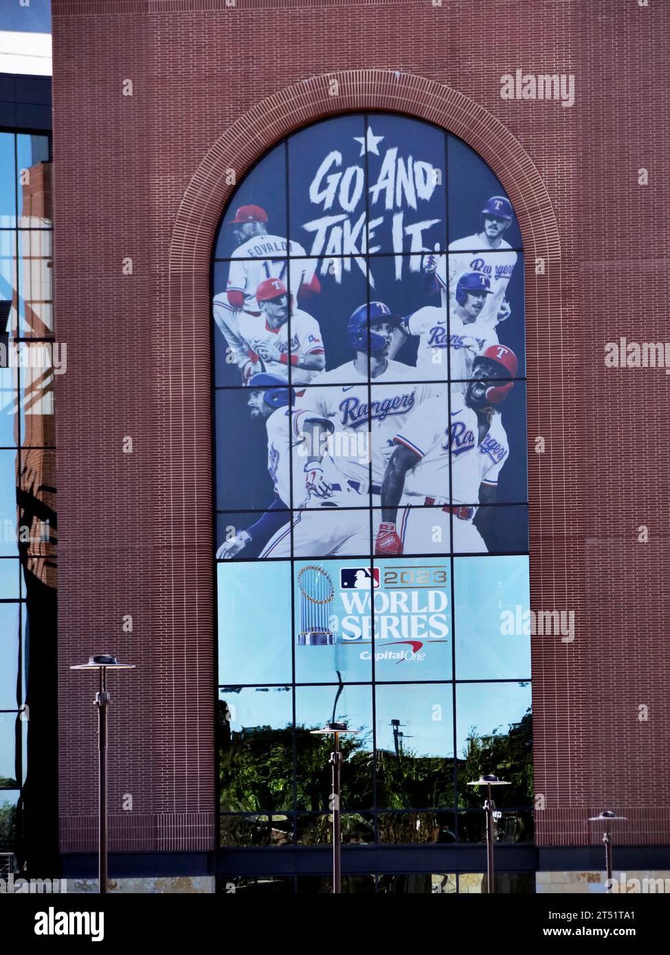 Das Baseballteam der Texas Rangers feiert den Sieg der World Series 2023 mit einer Parade in Arlington, Texas. Fotos zeigen Stolz auf die Stadt Stockfoto