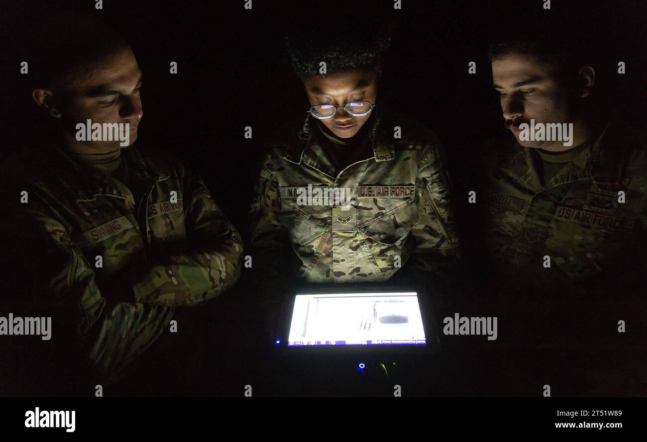 13. Oktober 2023 - Dover Air Force Base, Delaware, USA - Senior Airman Kevin Sining, Airman 1st Class Ariana Nalica und Senior Airman James Verrelli, 436th Civil Engineer Squadron Sprengstoffentsorgungstechniker, sehen Sie sich das Röntgenbild einer improvisierten Sprengvorrichtung an, die während einer Trainingseinheit auf der Dover Air Force Base, Deal., 13. Oktober 2023 aufgenommen wurde. Ein tragbares Röntgengerät sendet das Bild zur Anzeige und Analyse drahtlos an ein Display-Tablet. (Foto: Roland Balik) (Foto: © U.S. Air Force/ZUMA Press Wire) NUR REDAKTIONELLE VERWENDUNG! Nicht für kommerzielle ZWECKE! Stockfoto