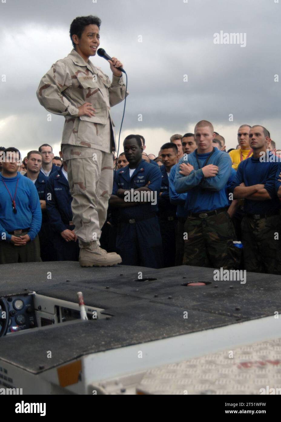 0905046639M-028 INDISCHER OZEAN (4. Mai 2009) Michelle Howard, Kommandeurin der Expeditionary Strike Group (ESG) 2, richtet sich an Seeleute und Marines, die dem amphibischen Angriffsschiff USS Boxer (LHD 4) zugewiesen sind. Howard dankte der Crew für ihre harte Arbeit und ihr Engagement für die Erfüllung der Mission. Boxer wird als Teil der Boxer Amphibious Readiness Group/13th Marine Expeditionary Unit eingesetzt, die die maritimen Sicherheitseinsätze in der 5. US-Flotte unterstützt. Marineblau Stockfoto