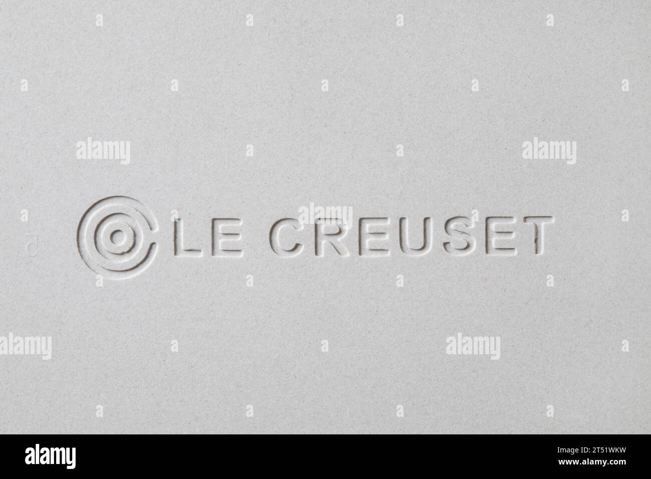 Das Le Creuset Logo auf der Unterseite eines Kochgeschirrs Stockfoto