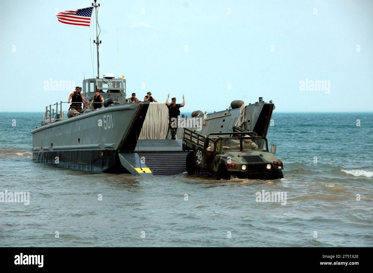 0806078848T-127 MARINESTÜTZPUNKT GREAT LAKES, ILLINOIS. (7. Juni 2008) Landing Craft Mechanized 501 (LCM-501) und die ТSurfridersУ von Assault Craft Unit One (ACU-1) führen eine Beladung eines Marine Corps-Fahrzeugs durch, das der Reserve Marine Air Control Group 48 zugewiesen ist. ACU-1 und MCAG-48 demonstrierten mehrere Strandlandungen und ein- und Ausfahrten für Seefahrer und Familienmitglieder, die an einem Family Fun Day teilnahmen, der vom Navy Operational Support Center Great Lakes veranstaltet wurde. US Navy Stockfoto