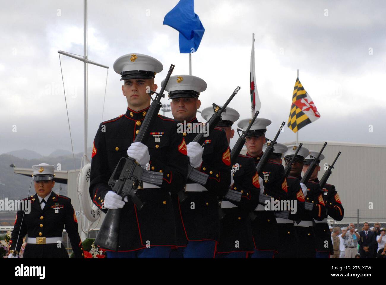 0612074965F-048 Pearl Harbor, Hawaii (7. Dezember 2006) - Marines, die dem Hauptquartier-Service-Bataillon in Camp Smith, Hawaii, zugewiesen wurden, um während einer gemeinsamen Zeremonie des U.S. Navy/National Park Service zum 65. Jahrestag des Angriffs auf Pearl Harbor einen Gewehrsalut zu erhalten. Mehr als 1.500 Überlebende aus Pearl Harbor, ihre Familien und Freunde aus dem ganzen Land schlossen sich mehr als 2.000 angesehene Gäste und die breite Öffentlichkeit zur jährlichen Feier an. US Navy Stockfoto