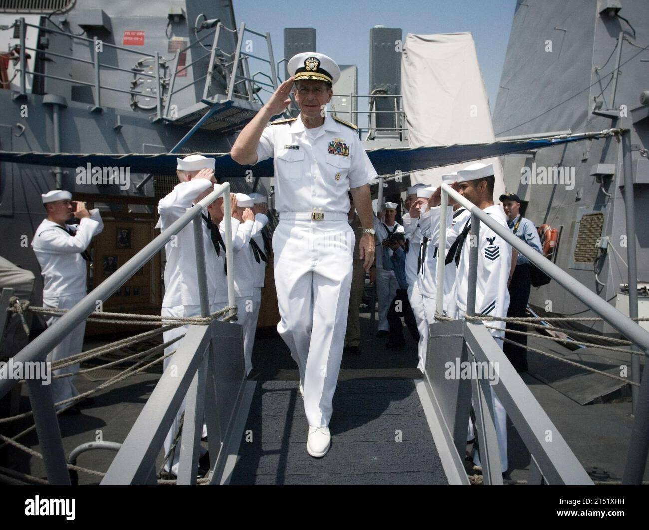 0706190696M-391 YOKOSUKA, Japan (19. Juni 2007) - der Chef der Marineoperationen (CNO) ADM Mike Mullen verlässt die USS Curtis Wilbur (DDG 54), nachdem er während eines Besuchs der US-Flottenaktivitäten Yokosuka einen Anruf mit Seeleuten auf dem Fantail des Raketenvernichters gehalten hatte. Mullen ist auf einer siebentägigen Reise nach Japan und Vietnam, um mit Kollegen und Seeleuten in der Region zu besuchen. US Navy Stockfoto