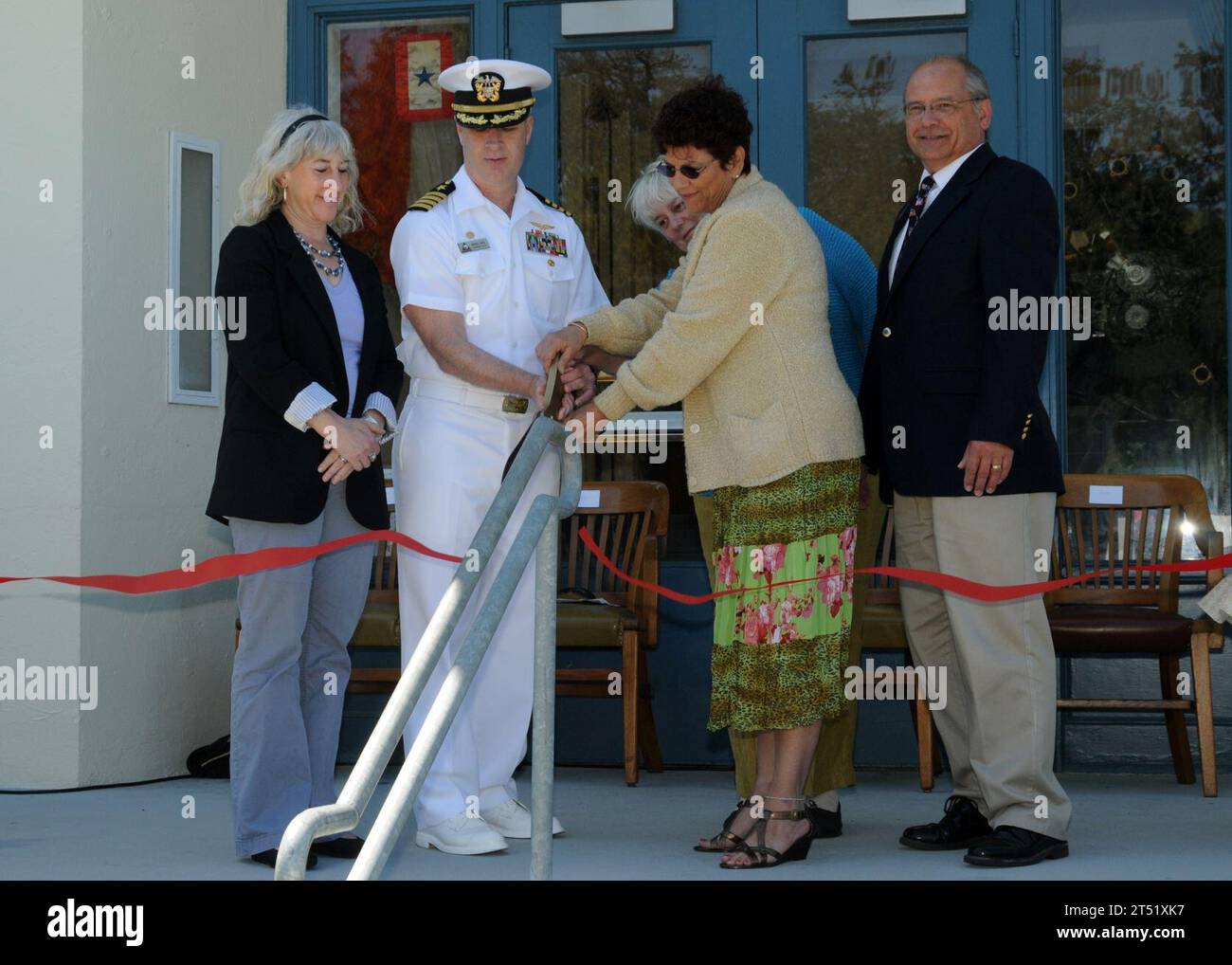 1006129860Y-005 OAK HARBOR, WASHINGTON. (12. Juni 2010) Dr. Allyson Brooks, links, Washington State Historic Preservation Officer; Kapitän Gerral David, befehlender Offizier der Naval Air Station Whidbey Island; Lesli Appleby aus Dallas und Vicki Lucas aus Spangdahlem Air Base, Deutschland, Enkeltöchter von ADM. Cyril T. Simard; und Jim Palmer, Mitglied des stadtrats von Oak Harbor, Washington, durchtrennt das Band während einer Einweihungszeremonie, die Gebäude 12 in Simard Hall umbenannte, an der Marineflugstation Whidbey Island Wasserflugzeugbasis. Simard war der erste Befehlshaber der Naval Air Station Whidbey Island. Marineblau Stockfoto