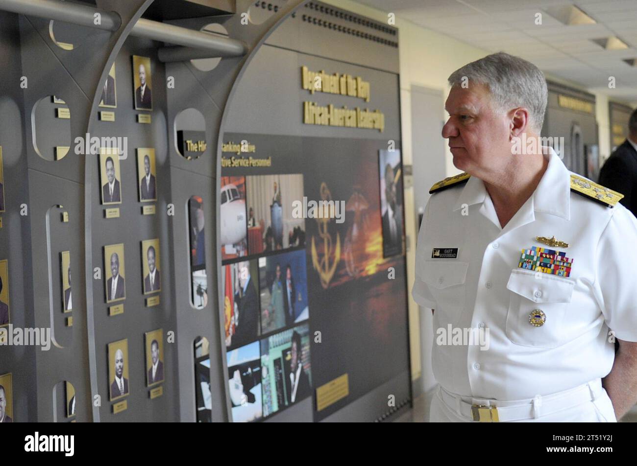 110713FC670-092 WASHINGTON (13. Juli 2011) Chief of Naval Operations (CNO) ADM. Gary Roughead nimmt am Department of the Navy Tribute an die afroamerikanische Führung des Pentagon Teil. Es wurde eine Ausstellung geschaffen, um die Öffentlichkeit über die wichtigen Führungsrollen zu informieren, die Afroamerikaner innerhalb der US Navy und Marine Corps innehaben und derzeit innehaben. Marineblau Stockfoto