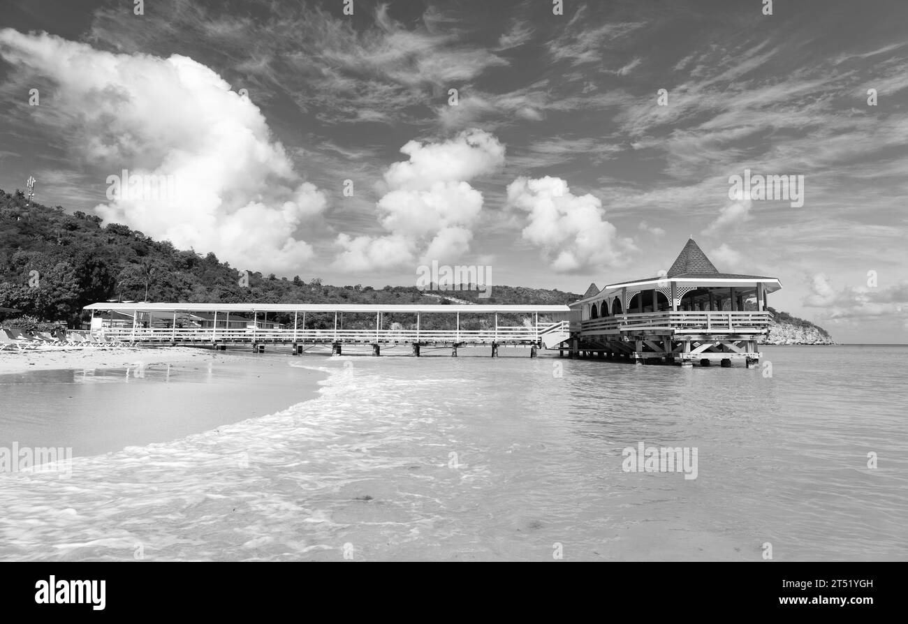 Überwasser-Bungalow im Insellagunenwasser. Sommerurlaub im Bungalow in der Insellagune. Stockfoto