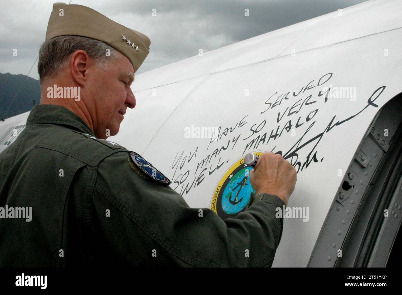 0612120364P-087 Kaneohe, Hawaii (12. Dezember 2006) - Kommandeur der U.S. Pacific Fleet ADM Gary Roughead unterzeichnet eine P-3C Orion, die vor ihrem letzten Flug der Patrol Squadron Three (VP-3A) zugewiesen wurde. VP-3A wurde dem Commander, Patrol and Reconnaissance Wing Two Executive Transport Detachment (ETD) zugeordnet, das in einer Zeremonie auf der Marine Corps Base Hawaii zerstört wurde. US Navy Stockfoto