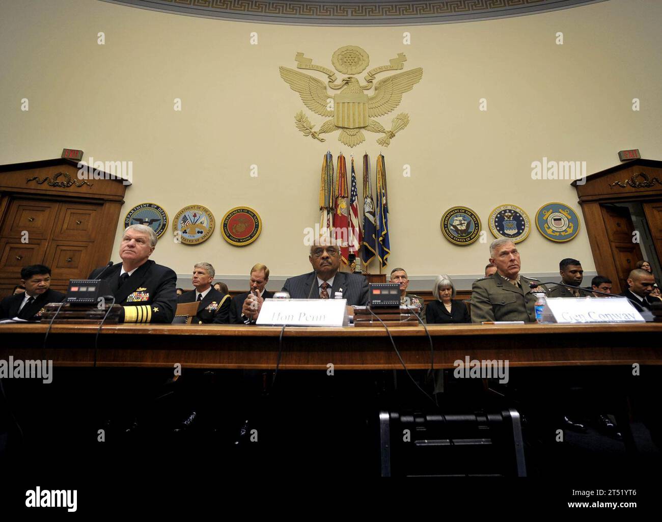 0905148273J-040 WASHINGTON, D.C. (14. Mai 2009) Chief of Naval Operations, ADM. Gary Roughead, amtierender Marineminister der ehrenwerte BJ Penn und Kommandant des Marinekorps, General James T. Conway sagte vor Mitgliedern des Armed Services Committee während einer Gehöranhörung für den Verteidigungsantrag für das Geschäftsjahr 2010 aus. Marineblau Stockfoto