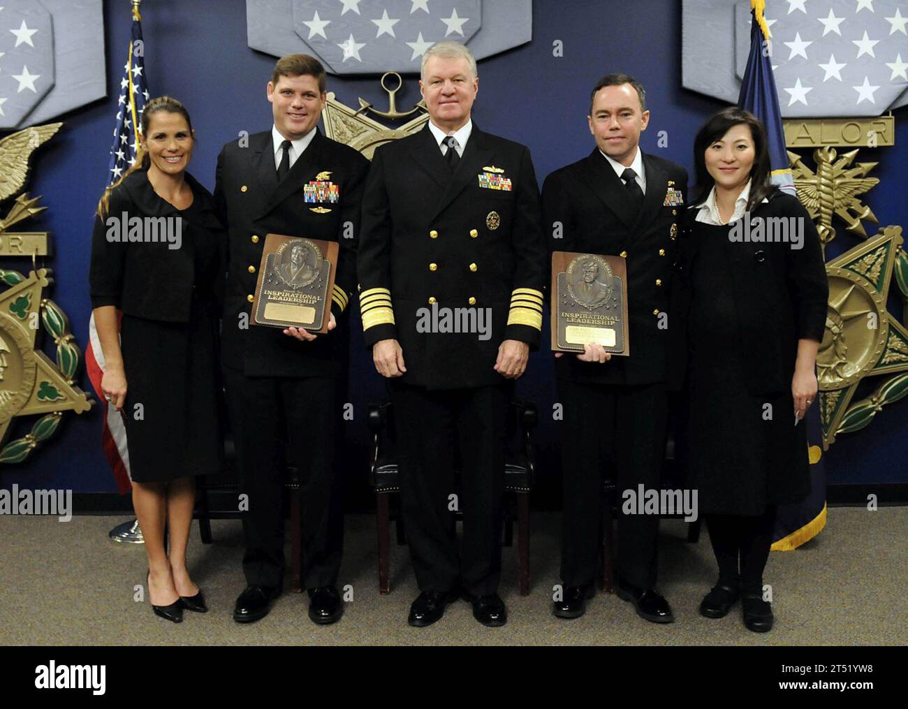 0811048273J-063 WASHINGTON (4. November 2008) Chief of Naval Operations (CNO) ADM. Gary Roughead, Mitte, posiert für ein Foto mit den Empfängern des Vice ADM. James B. Stockdale Leadership Award, Commander. Robert E. Smith, links, mit Frau Cindy und Commander. Paul J. Lyons mit Frau Kanako während einer Zeremonie in der Halle der Helden von PentagonХs. Marineblau Stockfoto