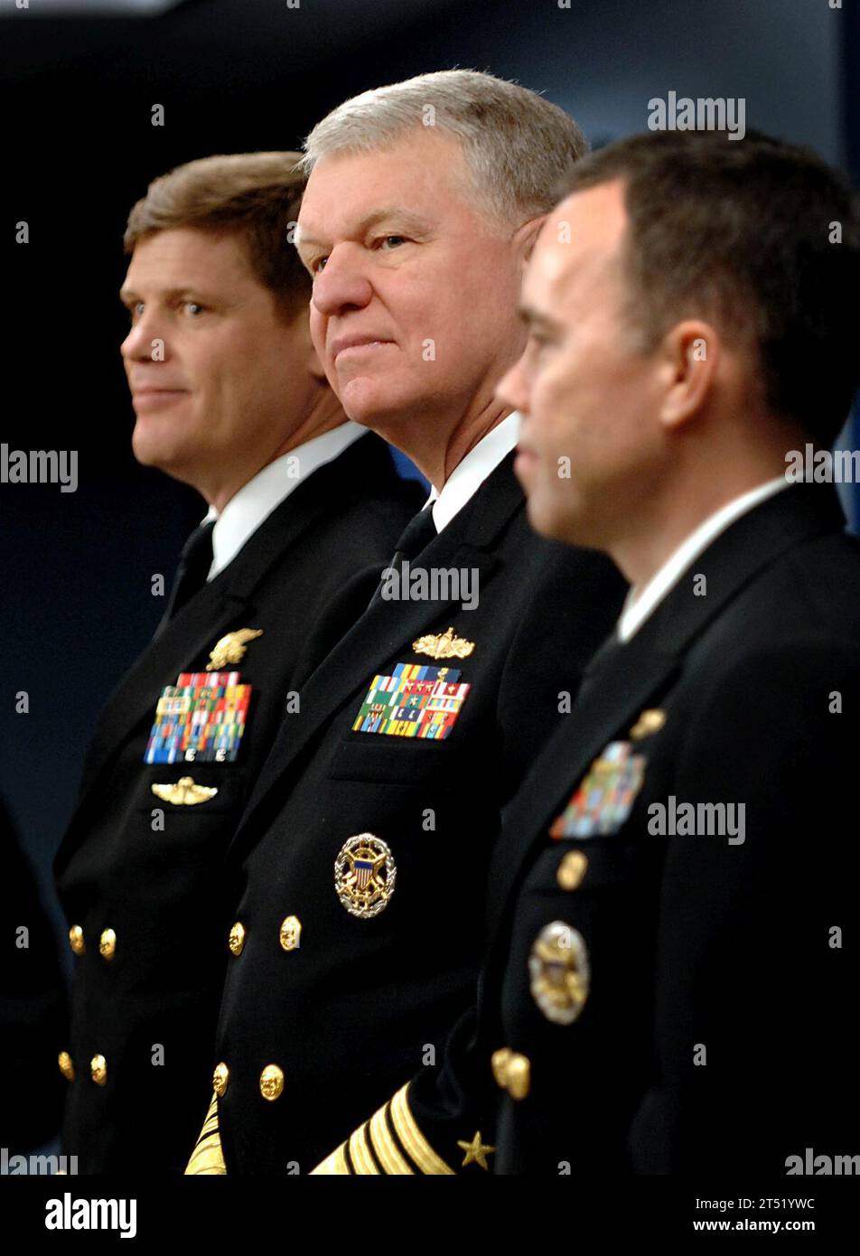 0811048273J-004 WASHINGTON (4. November 2008) Chief of Naval Operations (CNO) ADM. Gary Roughead, Mitte, ehrt stellvertretenden ADM. James B. Stockdale Leadership Award-Empfänger Commander. Robert E. Smith, links und Commander. Paul J. Lyons, während einer Zeremonie in der Halle der Helden von PentagonХs. Marineblau Stockfoto