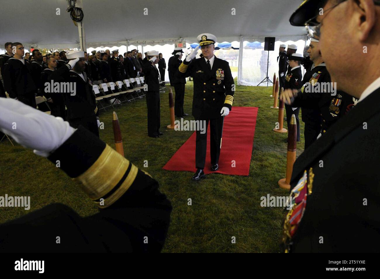 0811068273J-019 NEWPORT, R.I. (6. November 2008) Chief of Naval Operations (CNO) ADM. Gary Roughead, grüßt die Side Boys für die Ankunft der offiziellen Partei während eines Kommandowechsels, bei dem Rear ADM Jacob L. Shuford als Präsident vom Rear ADM James P. Wisecup am United States Naval war College entlassen wurde. Marineblau Stockfoto