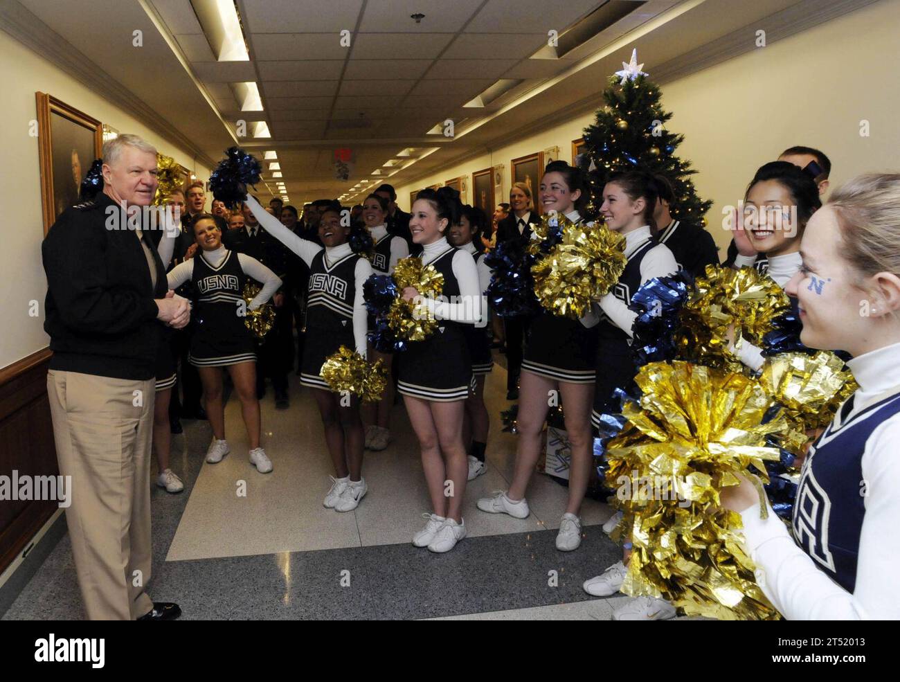 0812048273J-055 WASHINGTON (4. Dezember 2008) Chief of Naval Operations (CNO) ADM. Gary Roughead bejubelt die Cheerleader der U.S. Naval Academy während einer Aufschwung im Pentagon, um das bevorstehende Football-Spiel der Army-Navy zu starten. Die Midshipmen treten im 109. Army-Navy-Spiel am 6. Dezember in Philadelphia gegen die Black Knights an. Marineblau Stockfoto