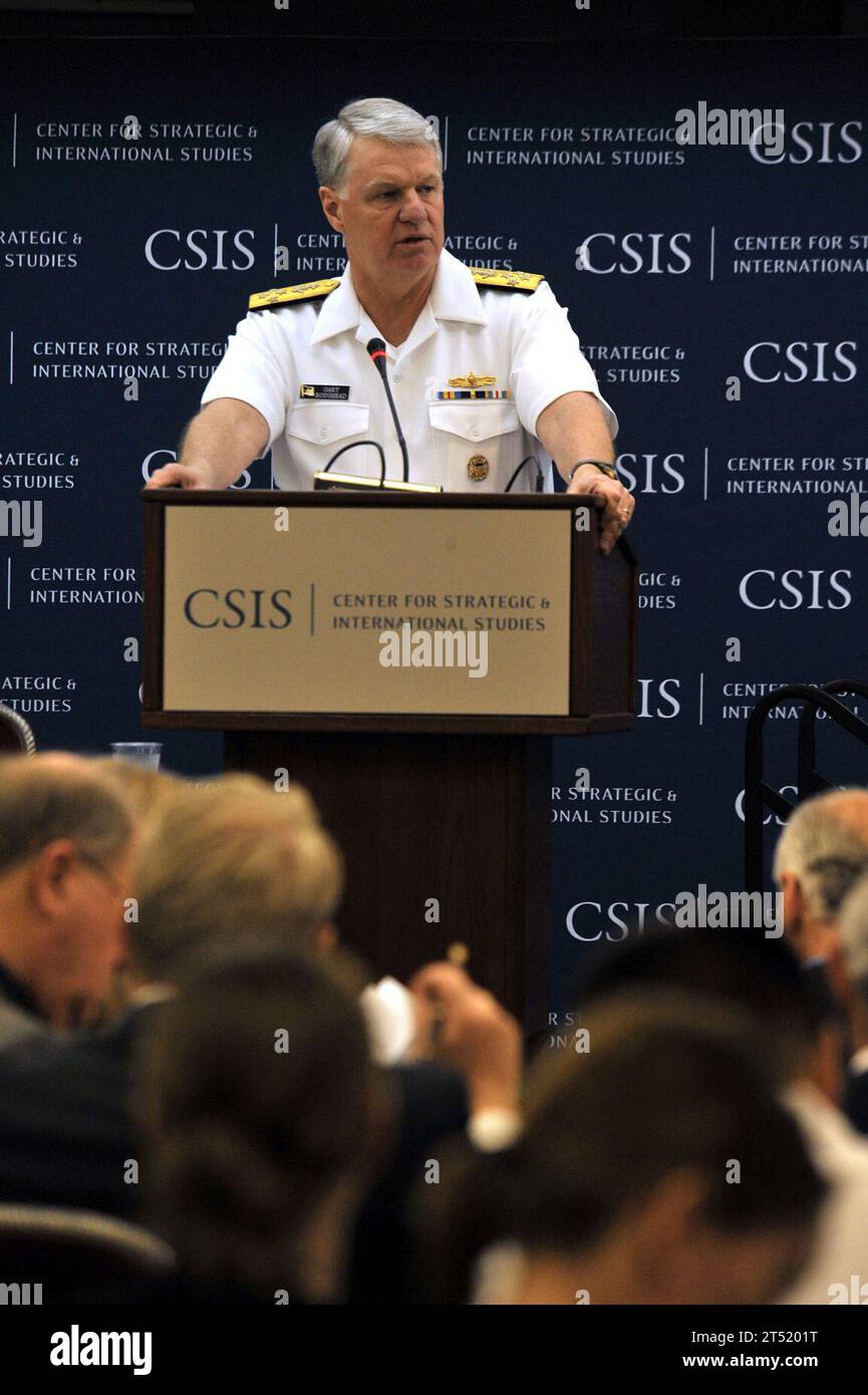 0905018273J-026 WASHINGTON (1. Mai 2009) Leiter der Marineoperationen (CNO) ADM. Gary Roughead hält Ausführungen zu „The Future of Maritime Presence“ am Center for Strategic & International Studies. Roughead nahm an der zweiten Runde der Military Strategy Forums Teil, die sich mit dem Quadrennial Defense Review 2010 beschäftigte. Marineblau Stockfoto