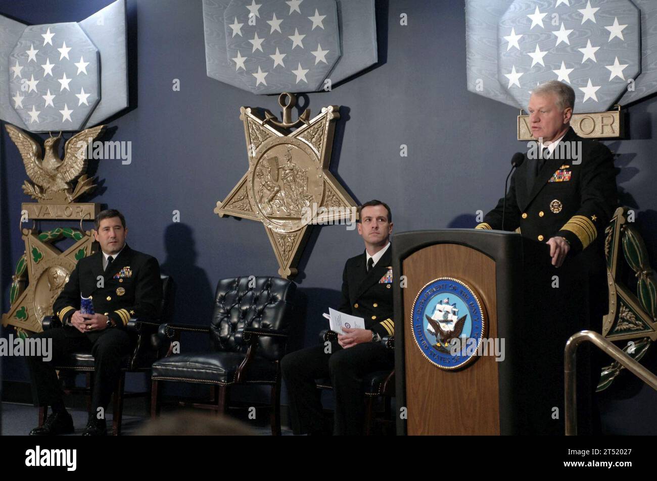 0711288283J-008 ARLINGTON, Virginia (28. November 2007) Chief of Naval Operations (CNO) ADM. Gary Roughead spricht zu Ehren des stellvertretenden ADM. James Bond Stockdale Preisträger, Cmdrs. Frank J. Olmo und Craig A. Clapperton in der Halle der Helden im Pentagon. Der Vice Admiral Stockdale Leadership Award ist nach James B. Stockdale benannt, dem eine Marinekarriere zugeschrieben wurde, die die Exzellenz der Führung symbolisierte. Die Auszeichnung wird jährlich an Offiziere unter dem Rang eines Kapitäns vergeben, die ein Schiff, U-Boot oder eine Luftstaffel befehligt haben. US Navy Stockfoto