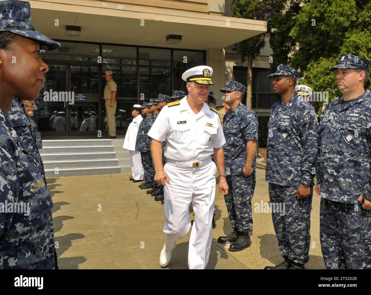 0907248273J-267 NORFOLK (24. Juli 2009) Chief of Naval Operations (CNO) ADM. Gary Roughead verlässt das Hauptquartier der Marineflugstation Oceana nach einem Treffen mit der Führungsspitze. Roughead war in Norfolk, um an der Zeremonie für den Kommandowechsel der US-Flotte teilzunehmen. Marineblau Stockfoto