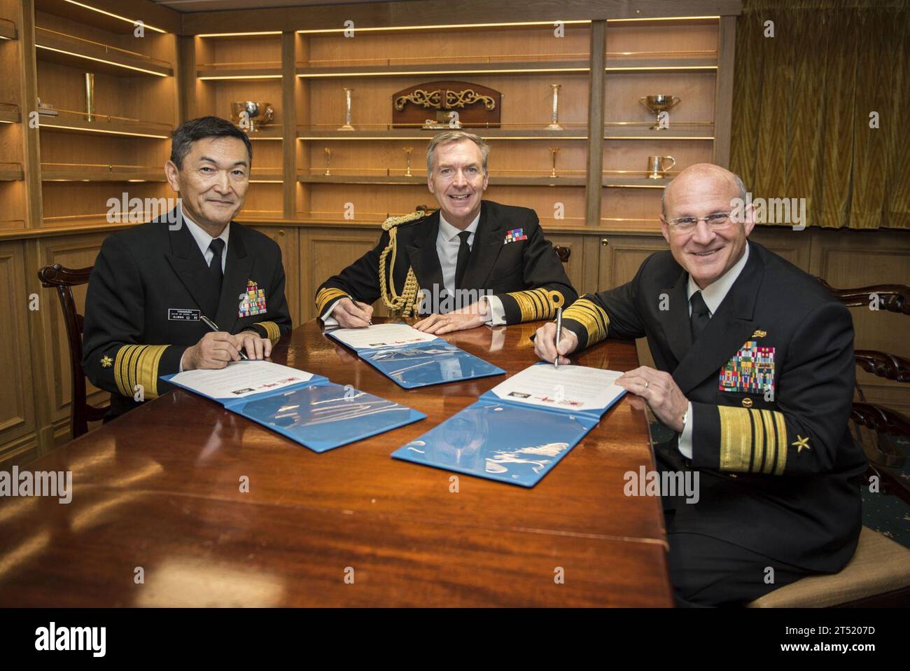 191120BB269-1046 ANNAPOLIS, MD. (20. November 2019) Chief of Maritime Staff ADM. Hiroshi Yamamura, links, First Sea Lord ADM. Tony Radakin und Chief of Naval Operations (CNO) ADM. Mike Gilday unterzeichnen ein Trilateral Head of Navy Joint Statement an Bord der Royal Navy Flugzeugträger HMS Queen Elizabeth (R08). Das trilaterale Kooperationsabkommen bekräftigt das Engagement der drei Länder für eine verstärkte Zusammenarbeit und Zusammenarbeit. Marineblau Stockfoto