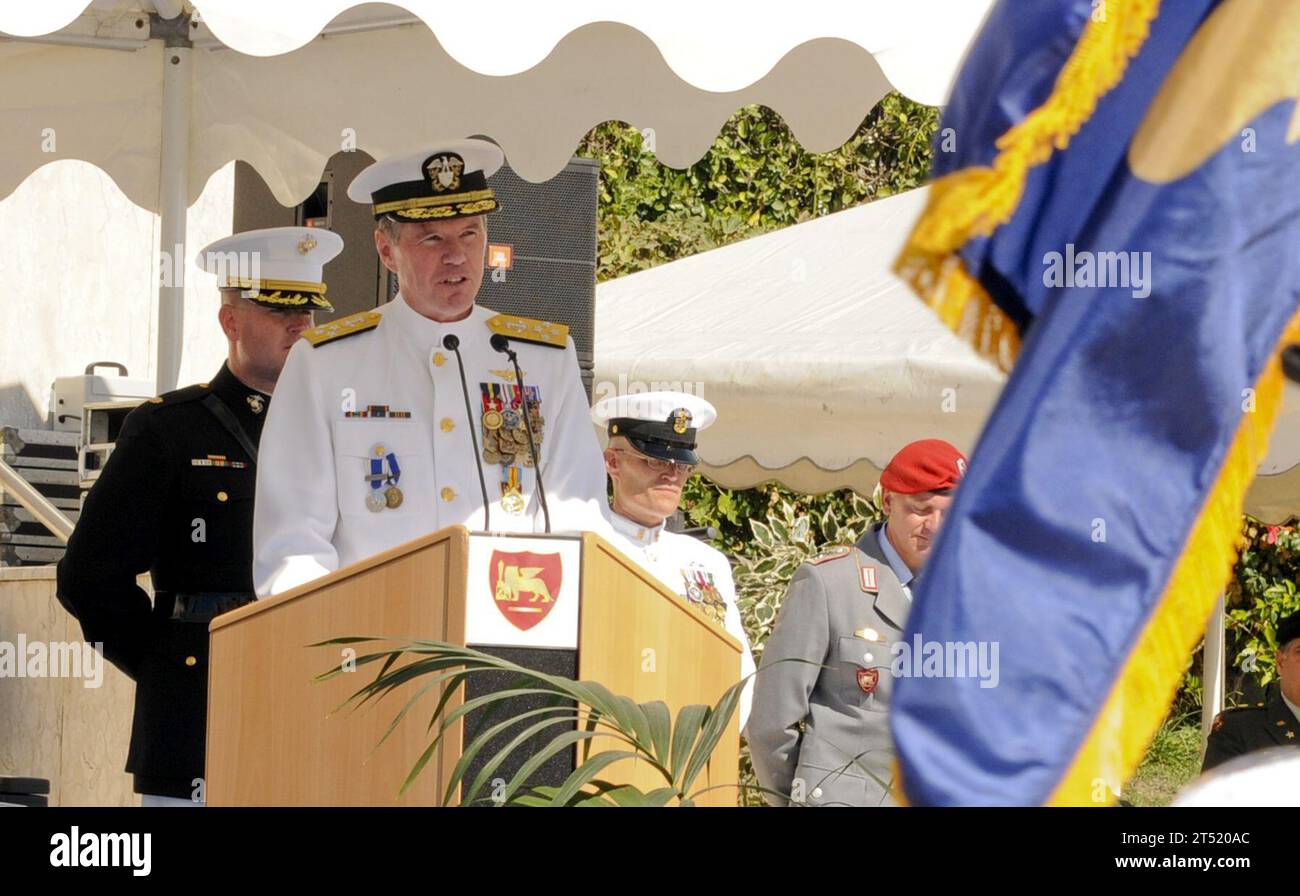 1010066138K-095 NEAPEL, Italien (6. Oktober 2010) Mark Fitzgerald spricht während der Zeremonie des Kommandowechsels der US-Marinestreitkräfte Europa-Afrika beim Alliierten Joint Forces Command Neapel. Während der Zeremonie entließ ADM. Samuel J. Locklear III. Fitzgerald als Kommandeur der US Naval Forces Europe-Africa. Marineblau Stockfoto