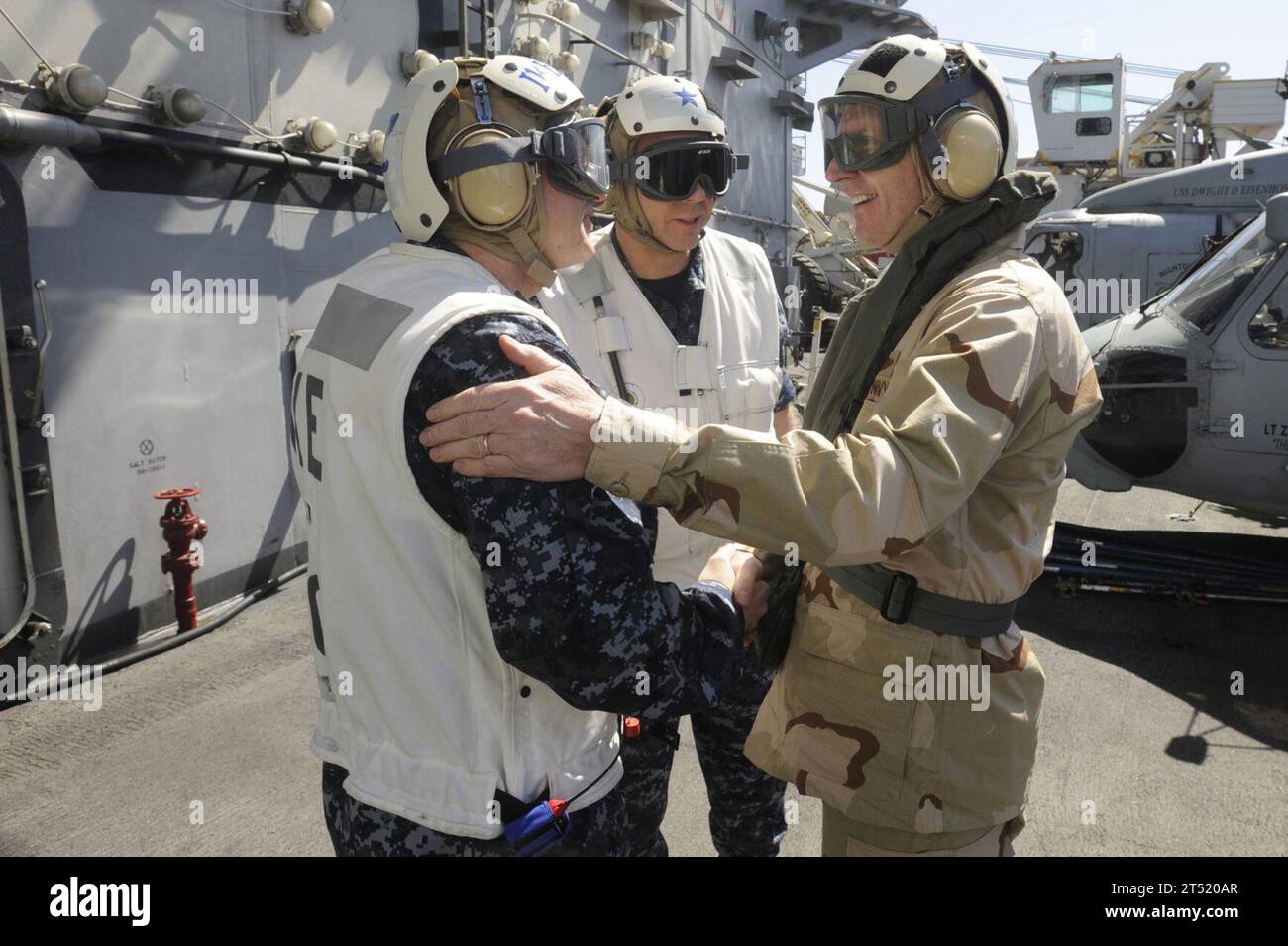 1002166604E-338 GULF OF OMAN (16. Februar 2010) Hinterer ADM Phillip S. Davidson, Befehlshaber der Carrier Strike Group (CSG) 8, und Captain Dee L. Mewbourne, Kommandeur des Flugzeugträgers USS Dwight D. Eisenhower (CVN 69), begrüßen den stellvertretenden Chief of Naval Operations (VCNO) ADM. Jonathan W. Greenert an Bord von Dwight D. Eisenhower. Das Schiff befindet sich im sechsmonatigen Einsatz im Rahmen der laufenden Rotation der nach vorne gerichteten Truppen. Marineblau Stockfoto