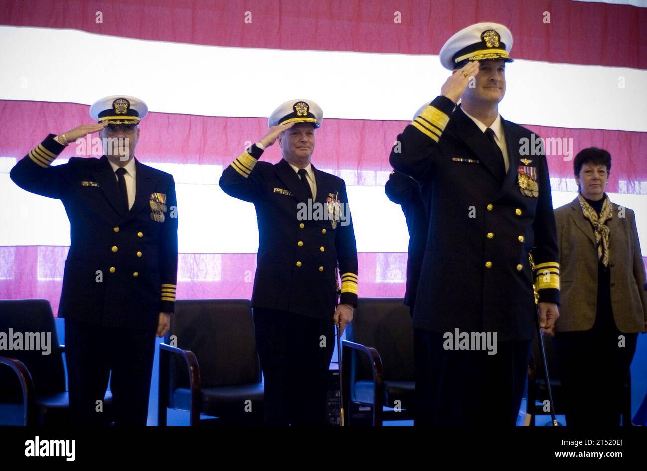 0702160696M-190 Paxtuxent River, MD. (16. Februar 2007) Р von links, Kapitän Robert Malene, Vize-ADM Walter B. Massenburg, Vize-ADM David J. Venlet und Dr. Delores M. Etter, Assistant Secretary of the Navy for Research, Development and Acquisition, Salute bei der Fertigstellung des Kommandowechsels der Naval Air Systems auf der Naval Air Station Paxtuxent River. US Navy Stockfoto