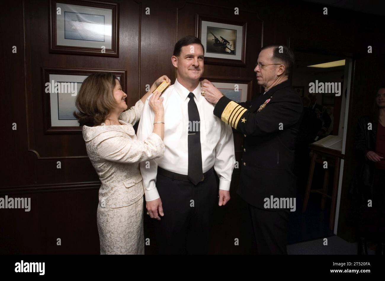 0702160696M-038 Washington (16. Februar 2007) Р Vize-ADM David J. Venlet erhält seine Schultern während seiner Beförderungszeremonie von seiner Frau und Chief of Naval Operations (CNO) ADM Mike Mullen. Venlet übernahm auch das Kommando über das Naval Air Systems Command bei einem Kommandowechsel und einer Zeremonie für den Rücktritt von Vize ADM Walter B. Massenburg auf der Naval Air Station Paxtuxent River. US Navy Stockfoto