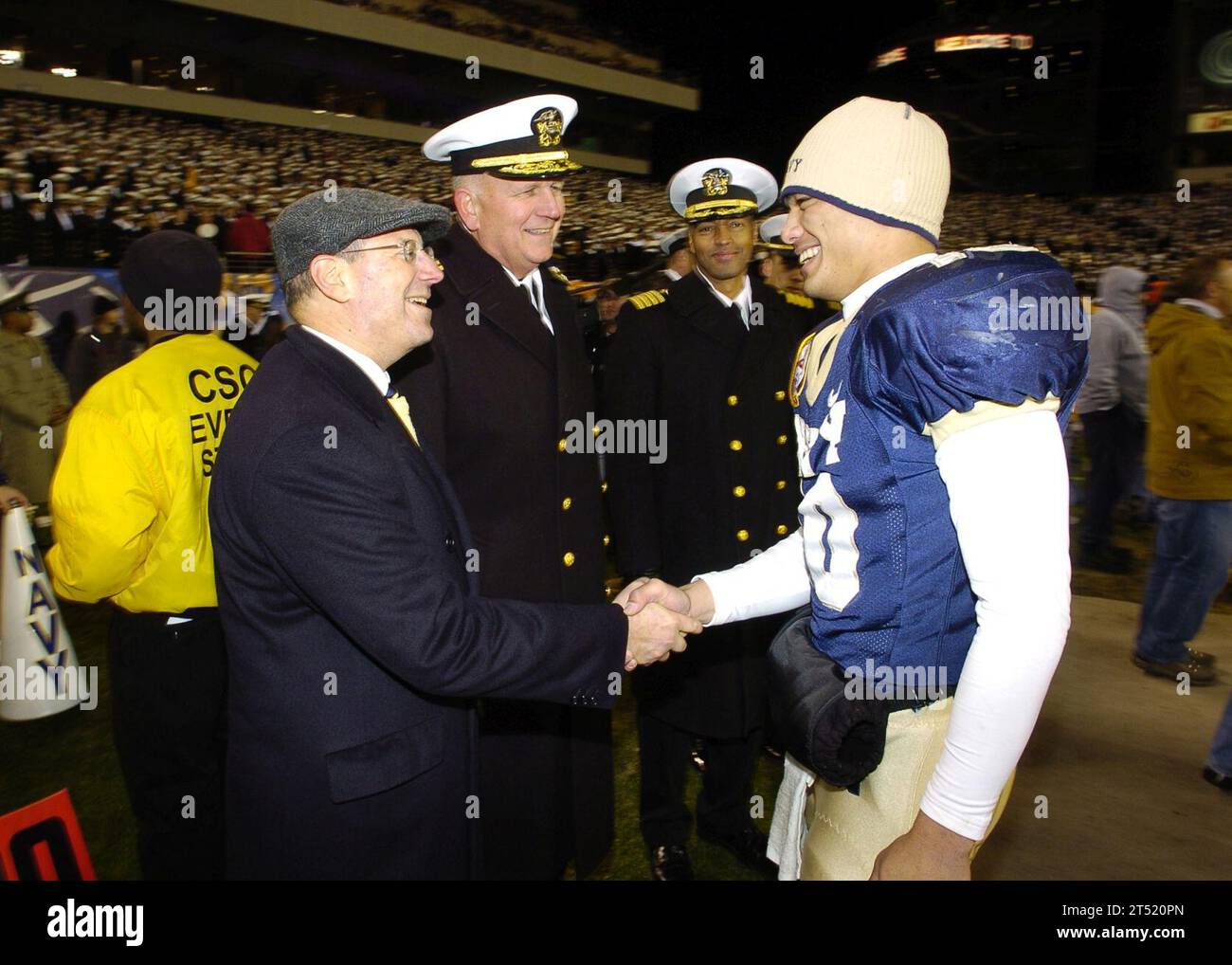 0612020696M-136 Philadelphia, Pa. (2. Dezember 2006) – Marineminister Dr. Donald C. Winter gratuliert dem Quarterback der Naval Academy Midshipmen Kaipo-Noa Kaheaku-Enhada (10) aus Kapolei, Hawaii, nachdem er sein Team zu einem Sieg von 26-14 über die Black Knights of Army geführt hat. und das Spiel des 107. Football-Spiels Army vs. Navy, ausgetragen im Lincoln Financial Field in Philadelphia, Pa. Navy beendete ihre Siegessaison mit 9:3 und nahm eine Einladung an, im Meineke Car Care Bowl in Charlotte, N.C., zu spielen, der für den 30. Dezember 2006 geplant ist. US Navy Stockfoto