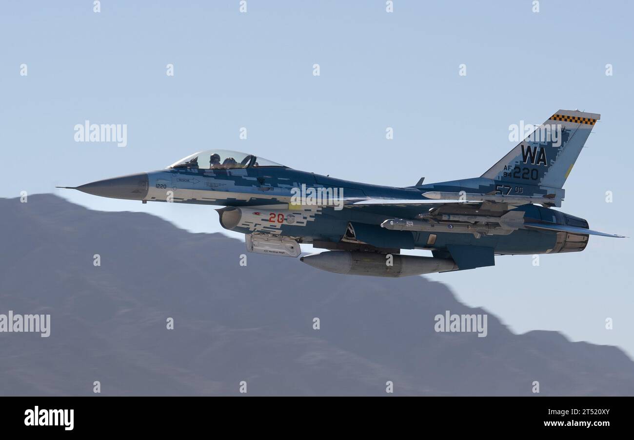 16. Oktober 2023 – Nellis Air Force Base, Nevada, USA – ein F-16 Kampffalke, der der 64th Aggressor Squadron zugewiesen wurde, startet für einen Flug zur Unterstützung der U.S. Air Force Weapons School auf der Nellis Air Force Base, Nevada, 16. Oktober 2023. Die Schule bietet akademische und beratende Unterstützung für zahlreiche Einheiten und verbessert jedes Jahr die Luftwaffenausbildung für Tausende von Flugzeugen der Luftwaffe, des Verteidigungsministeriums und der alliierten US-Dienste. (Foto: Senior Airman Wyatt Stabler) (Foto: © U.S. Air Force/ZUMA Press Wire) NUR REDAKTIONELLE VERWENDUNG! Nicht für kommerzielle ZWECKE! Stockfoto