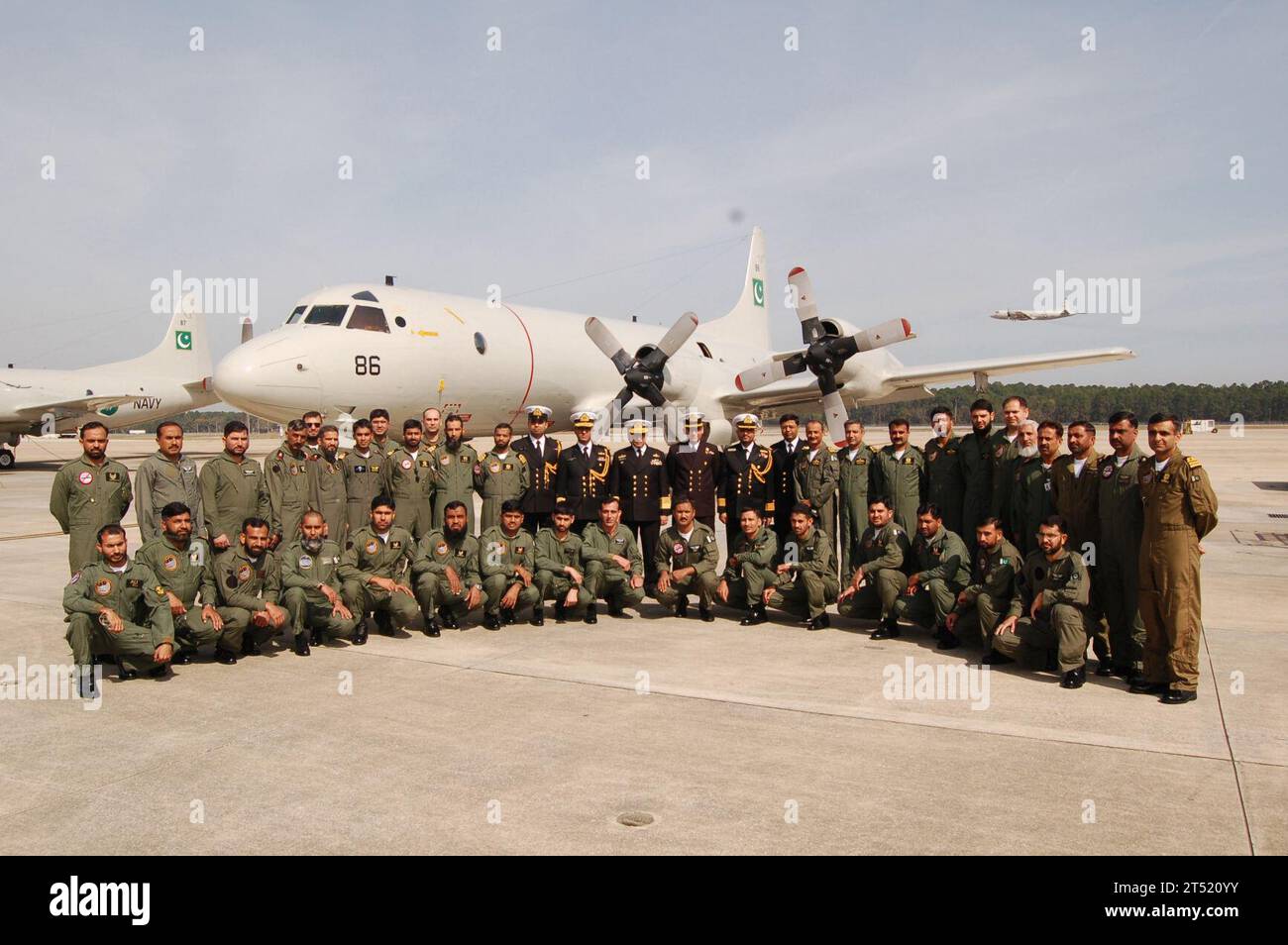 1003240000X-002 JACKSONVILLE, Florida (24. März 2010) Chief of Naval Staff der pakistanischen Marine ADM Noman Bashir und Rear ADM. Tim Alexander, Kommandant der Marineregion Südosten, treffen sich mit Seeleuten, die der pakistanischen Marine No. 28 Geschwader auf der Marineflugstation Jacksonville, Fla, zugewiesen sind. Piloten und Flugbesatzungen der pakistanischen Marine trainieren zusammen mit ihren Kollegen der US-Navy bei der Patrol Squadron (VP) 30, um Pakistans Such-, Überwachungs- und Kontrollkapazitäten zur Unterstützung von Seeverbotsoperationen zu stärken. (U.S. Navy Stockfoto