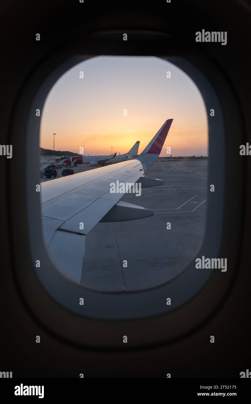 Blick vom Innenflug und Blick auf den Flugplatz und die Flugzeuge Stockfoto