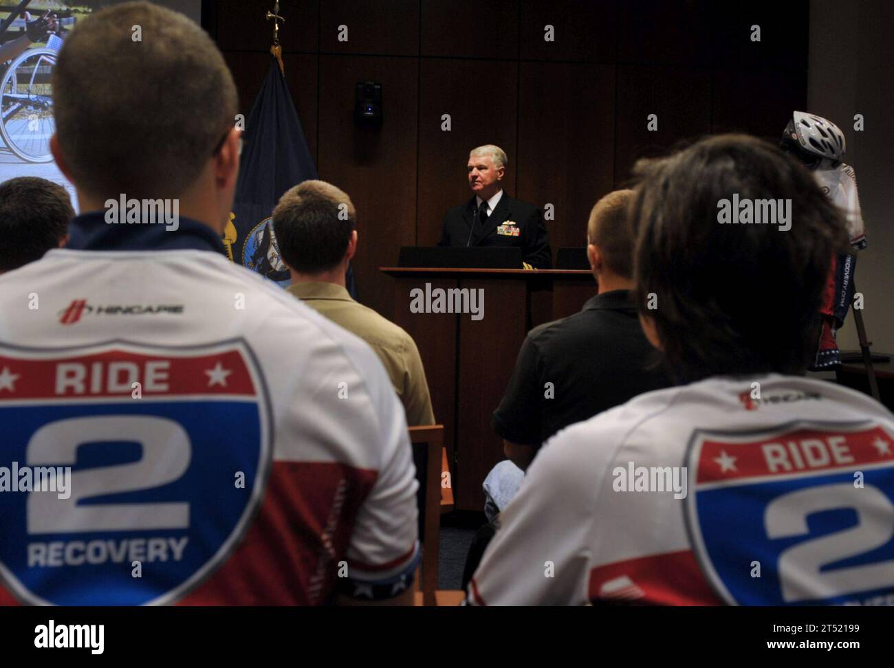 1011218273J-012 BETHESDA, MD. (21. November 2010) Chief of Naval Operations (CNO) ADM. Gary Roughead spricht bei einer Begrüßungszeremonie für das Ride 2 Recovery-Programm im National Naval Medical Center in Bethesda. Das Programm unterstützt verwundete Veteranen auf dem Weg zur Genesung sowohl körperlich als auch geistig. Marineblau Stockfoto
