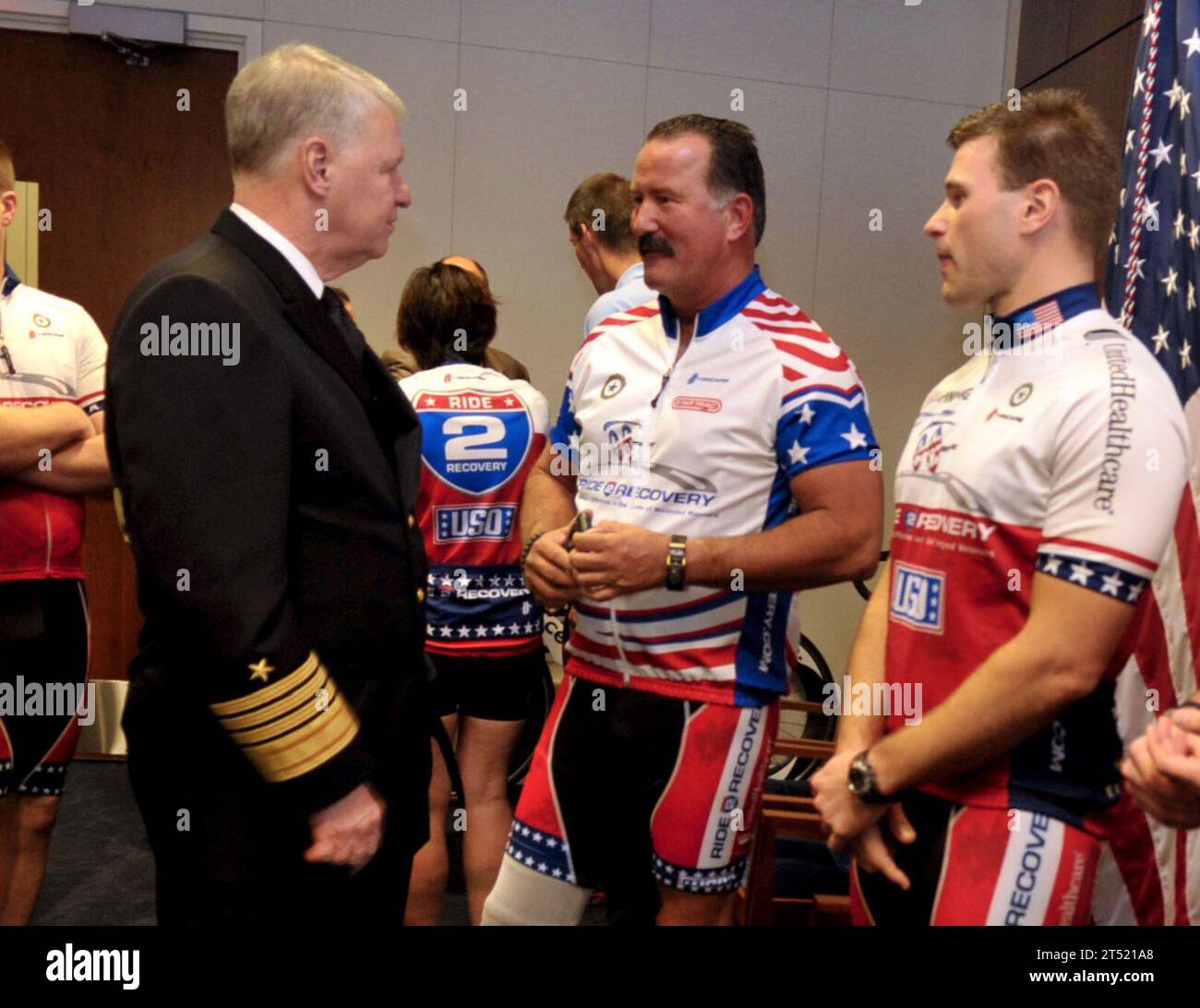 1011218273J-059 BETHESDA, MD. (21. November 2010) Leiter der Marineoperationen (CNO) ADM. Gary Roughead spricht mit den Teilnehmern des Ride 2 Recovery-Programms während einer Begrüßungszeremonie für das Programm im National Naval Medical Center in Bethesda. Das Ride 2 Recovery-Programm unterstützt verwundete Veteranen auf dem Weg zur Genesung sowohl körperlich als auch geistig. Marineblau Stockfoto
