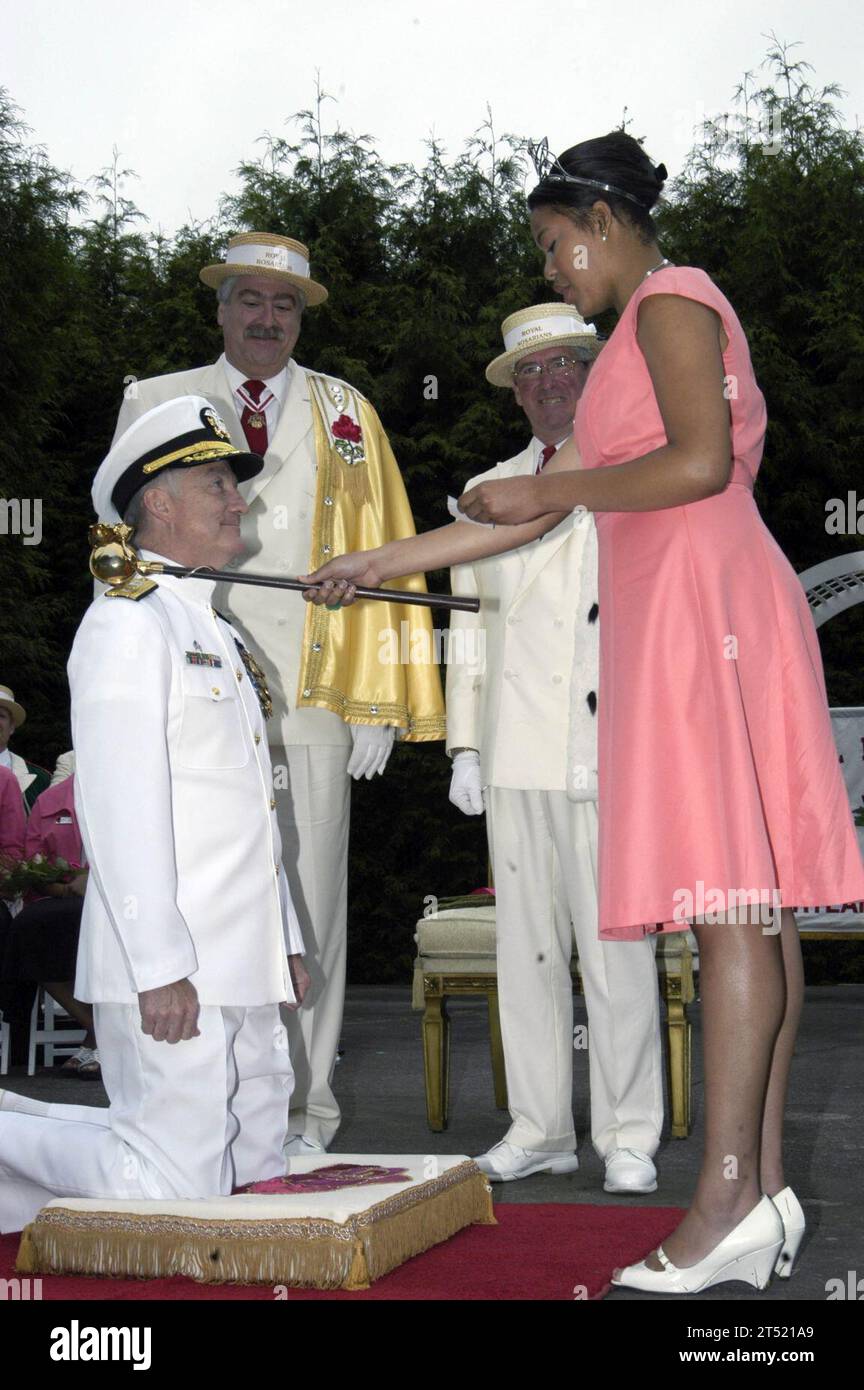 0906047783B-042 (5. Juni 2009) – James D. Kelly, stellvertretender Kommandeur der Navy Region Northwest, kniet, um von der Königin von Rosaria bei der Royal Rosarian Honorary Ritterzeremonie im Rose Garden Amphitheater in Portland, Ore. Während des 102. Jährlichen Portland Rose Festivals zum Ritter geschlagen zu werden. Seit dem Besuch der USS Charleston im Jahr 1907 kommen Kriegsschiffe der Navy in die Stadt Roses und gelten als Höhepunkt des Festivals. US Navy Stockfoto