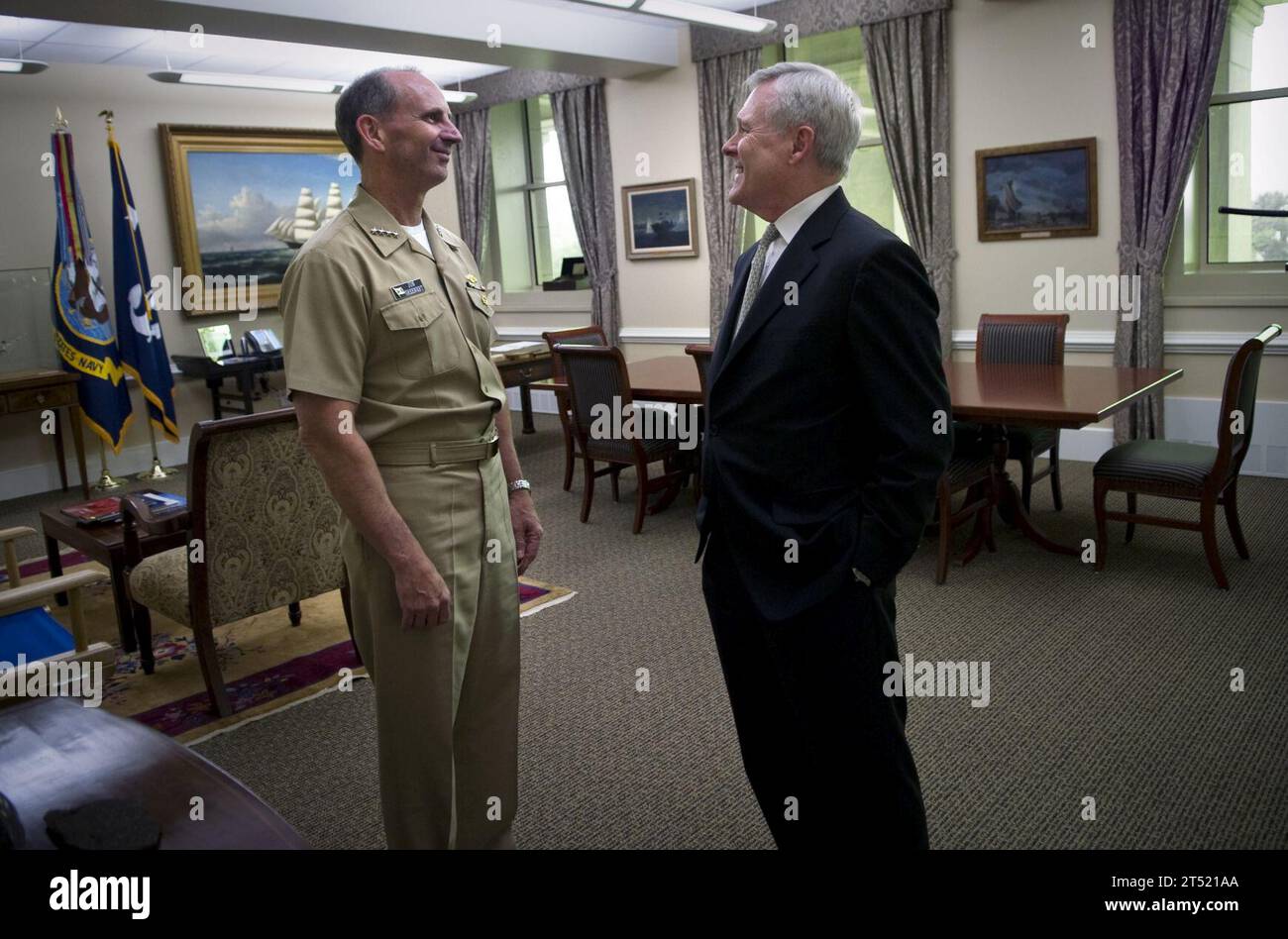 110616UH963-091 WASHINGTON (16. Juni 2011) Marineminister (SECNAV) Ray Mabus gratuliert ADM Jonathan W. Greenert zu seiner Ernennung zum nächsten Chief of Naval Operations (CNO). Verteidigungsminister Robert M. Gates gab am 16. Juni bekannt, dass er Greenert als Nachfolger des pensionierten ADM Gary Roughead empfohlen hat. Marineblau Stockfoto